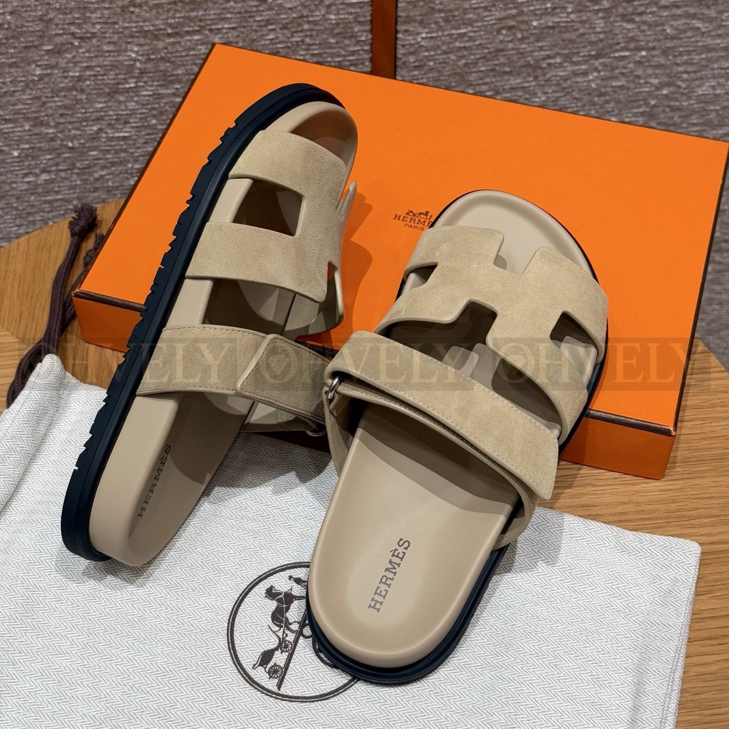 HERMÈS 에르메스 칩레 샌들 샤무아 카프스킨 & 블랙 로버 솔 (Beige Lin) 상품 썸네일