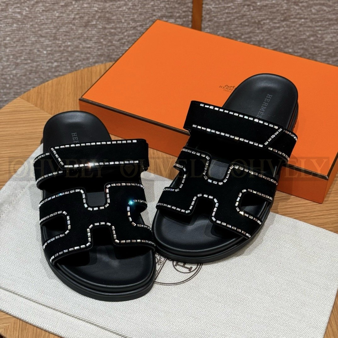 HERMÈS 에르메스 칩레 샌들 스웨이드 고트스킨 & 크리스탈 디테일 (Noir) 상품 썸네일