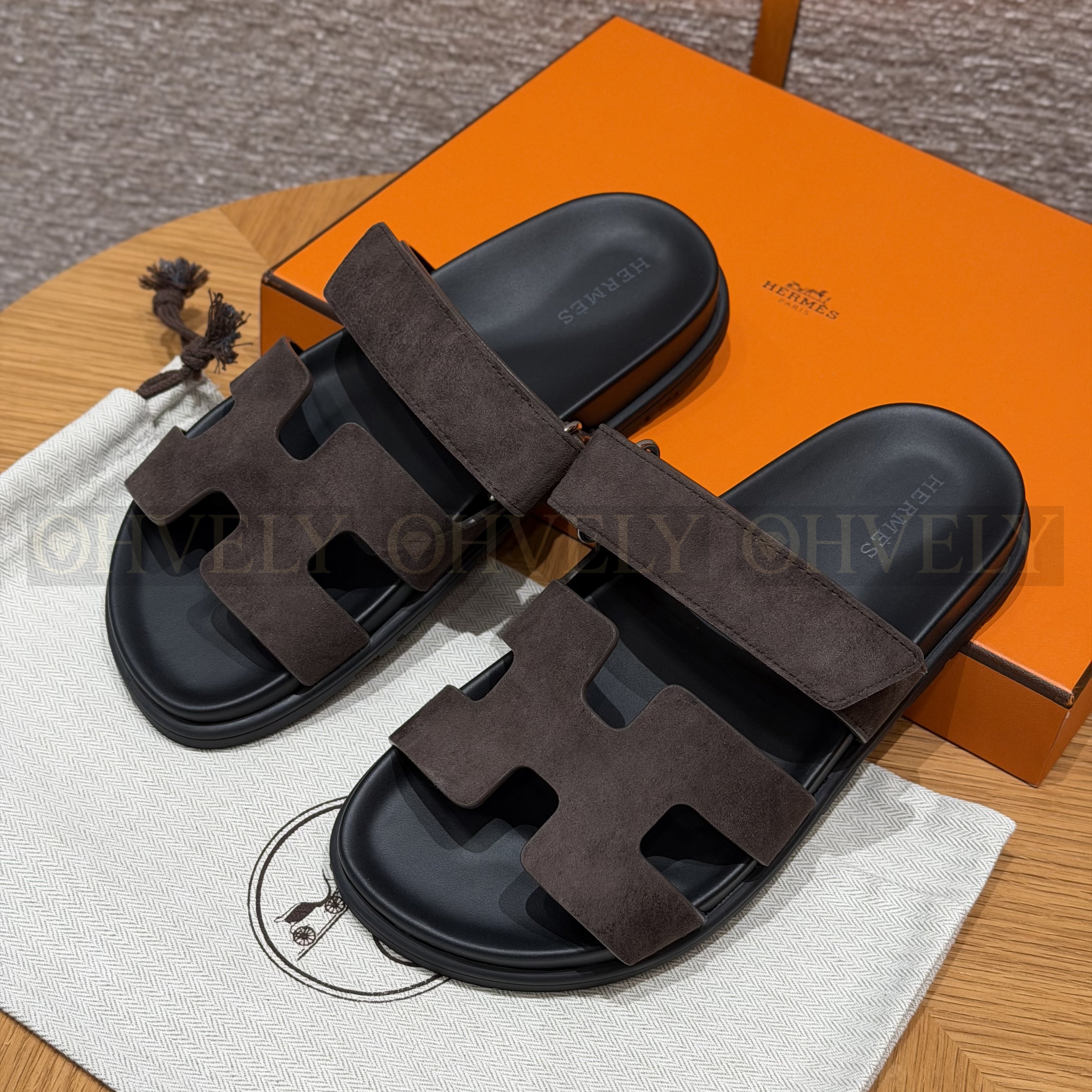 HERMÈS 에르메스 칩레 샌들 샤무아 카프스킨 & 블랙 로버 솔 (Ebene) 상품 썸네일