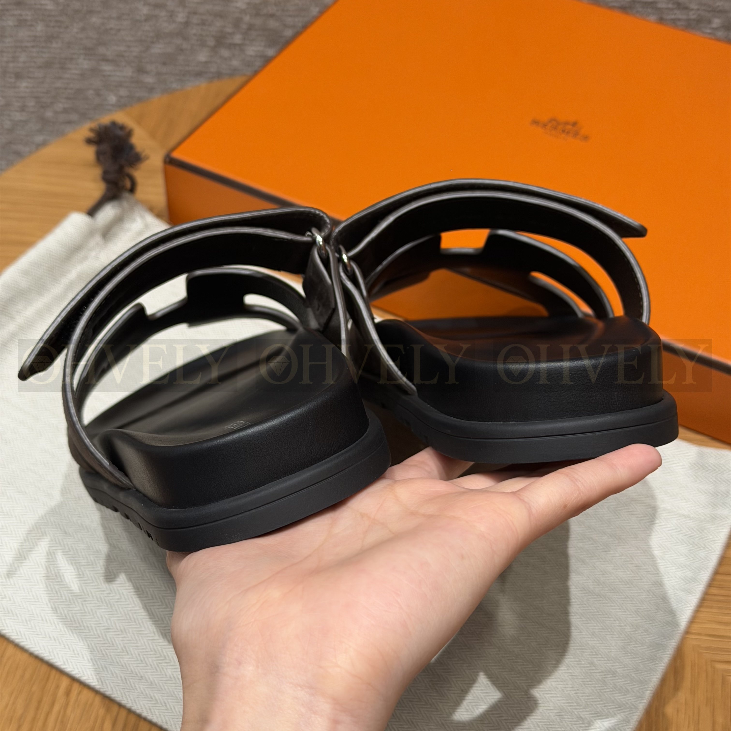 HERMÈS 에르메스 칩레 샌들 샤무아 카프스킨 & 블랙 로버 솔 (Ebene) 상품 썸네일