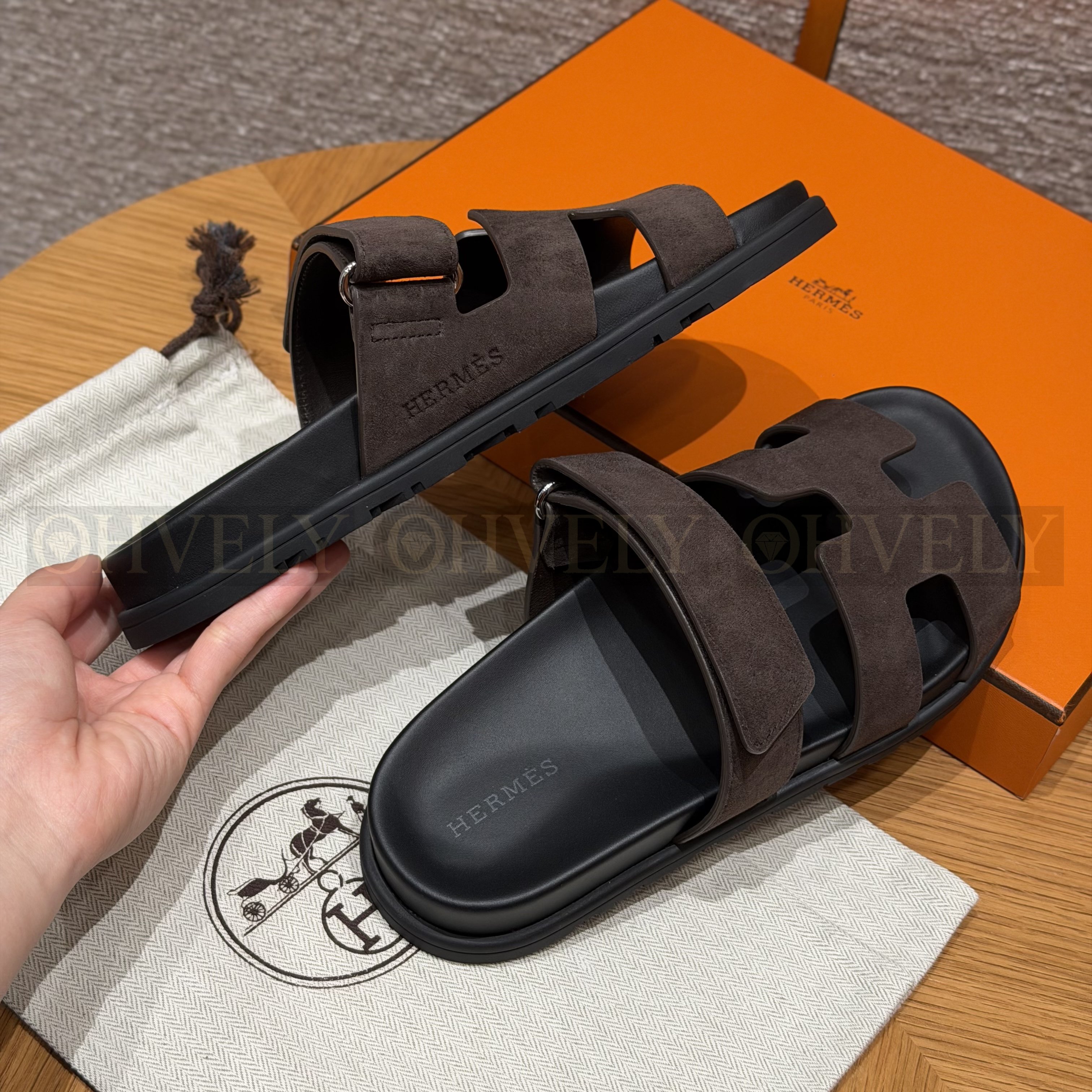 HERMÈS 에르메스 칩레 샌들 샤무아 카프스킨 & 블랙 로버 솔 (Ebene) 상품 썸네일
