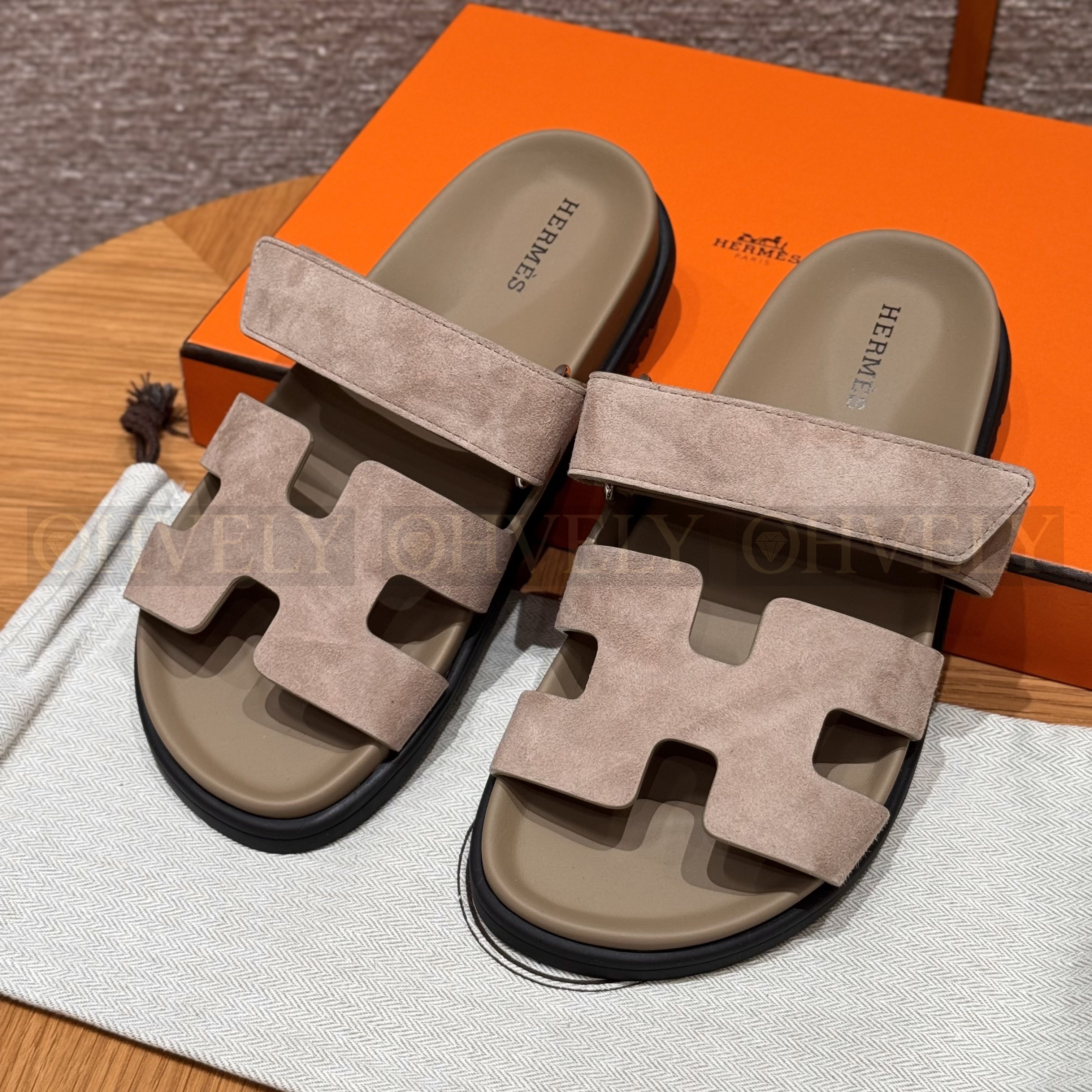 HERMÈS 에르메스 칩레 샌들 샤무아 카프스킨 & 블랙 로버 솔 (Sand ) 상품 썸네일