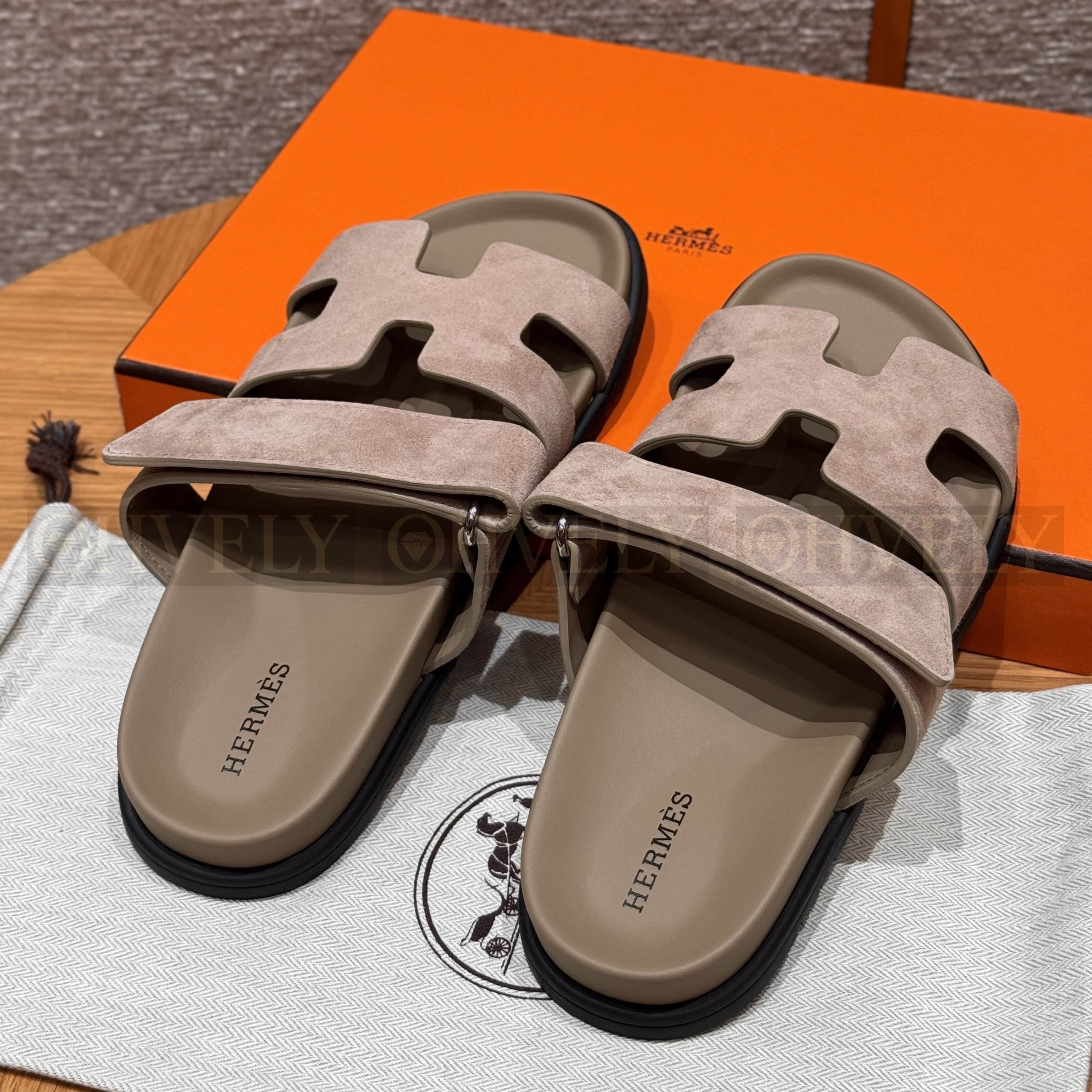 HERMÈS 에르메스 칩레 샌들 샤무아 카프스킨 & 블랙 로버 솔 (Sand ) 상품 썸네일