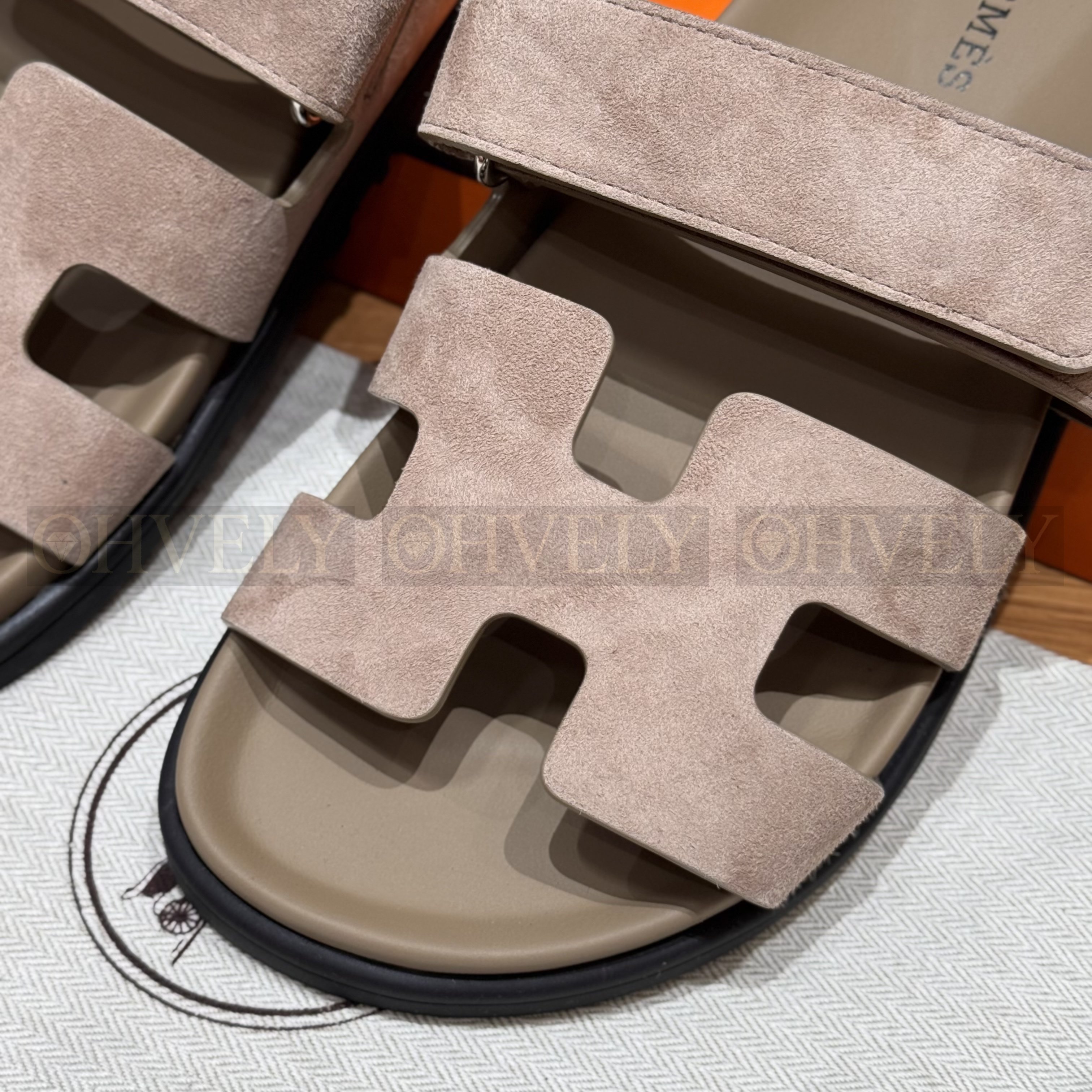 HERMÈS 에르메스 칩레 샌들 샤무아 카프스킨 & 블랙 로버 솔 (Sand ) 상품 썸네일