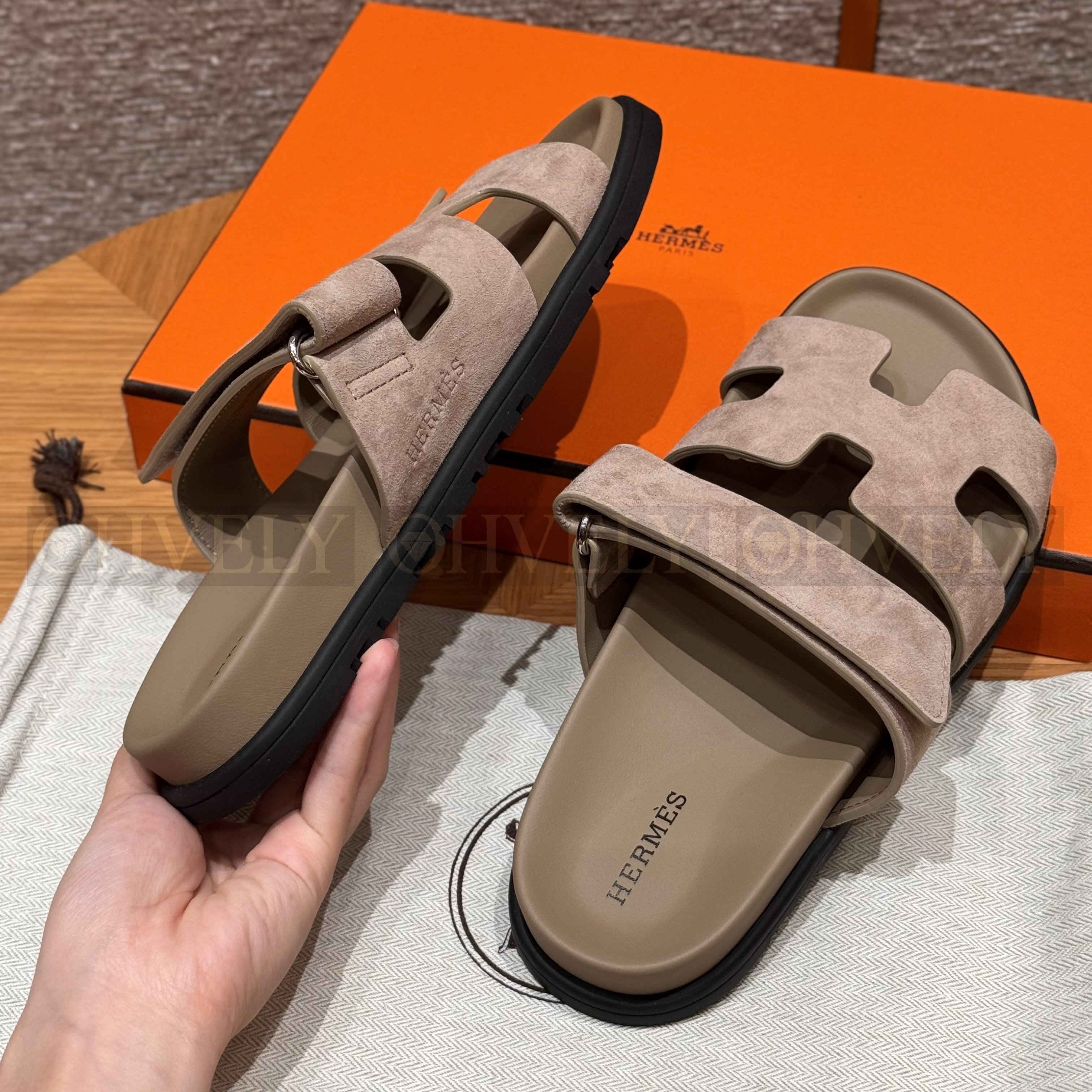 HERMÈS 에르메스 칩레 샌들 샤무아 카프스킨 & 블랙 로버 솔 (Sand ) 상품 썸네일