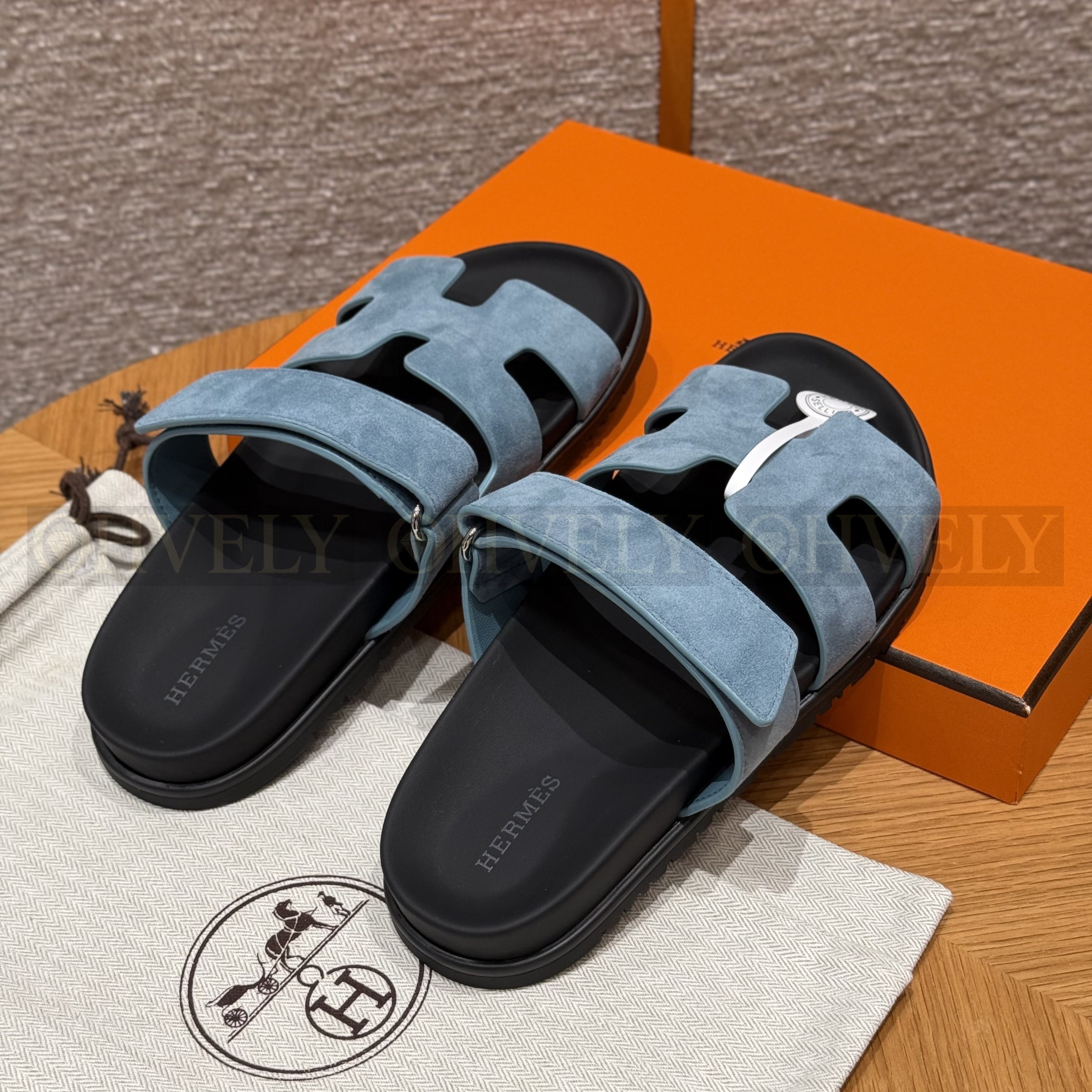 HERMÈS 에르메스 칩레 샌들 샤무아 카프스킨 & 블랙 로버 솔 (New Blue Jean) 상품 썸네일