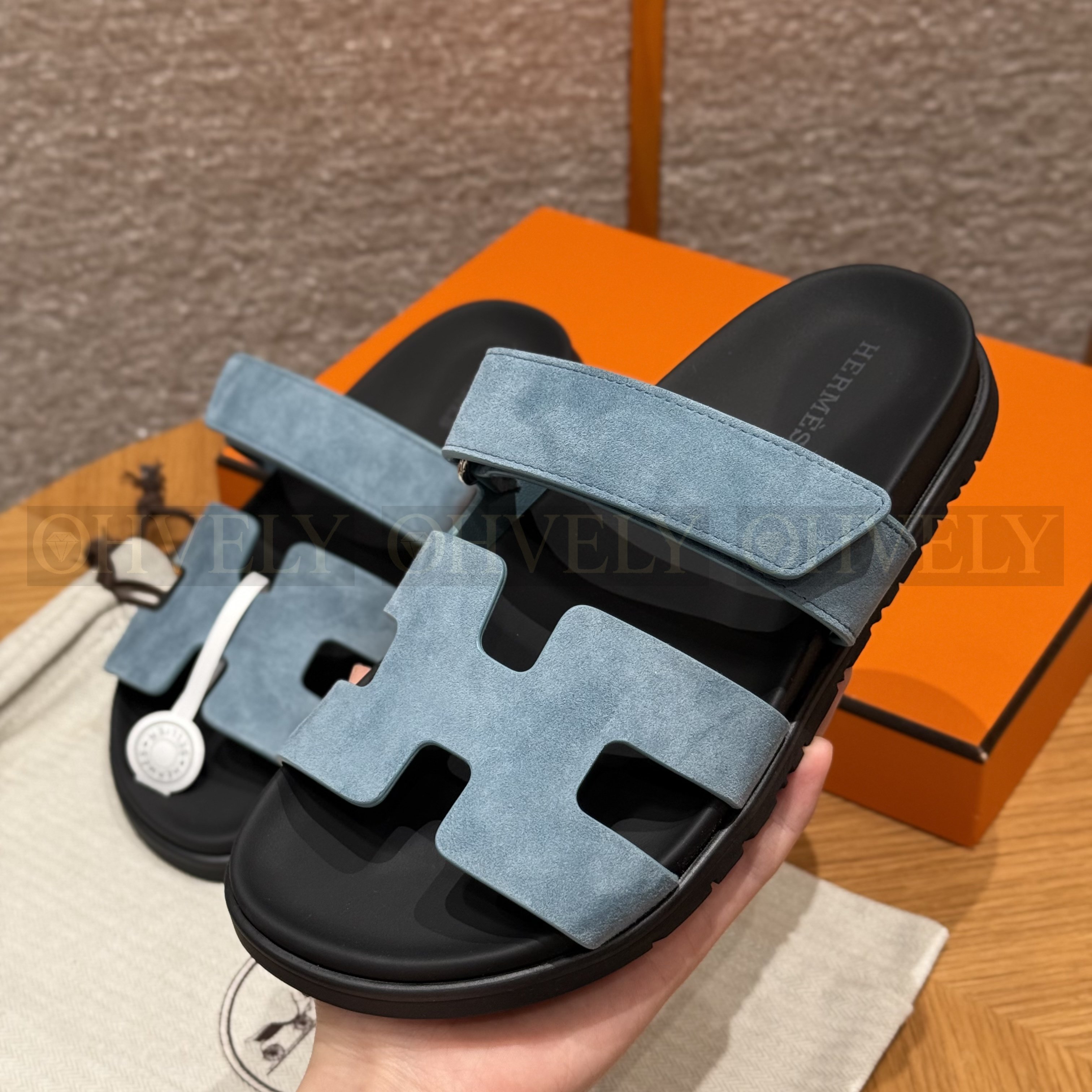 HERMÈS 에르메스 칩레 샌들 샤무아 카프스킨 & 블랙 로버 솔 (New Blue Jean) 상품 썸네일