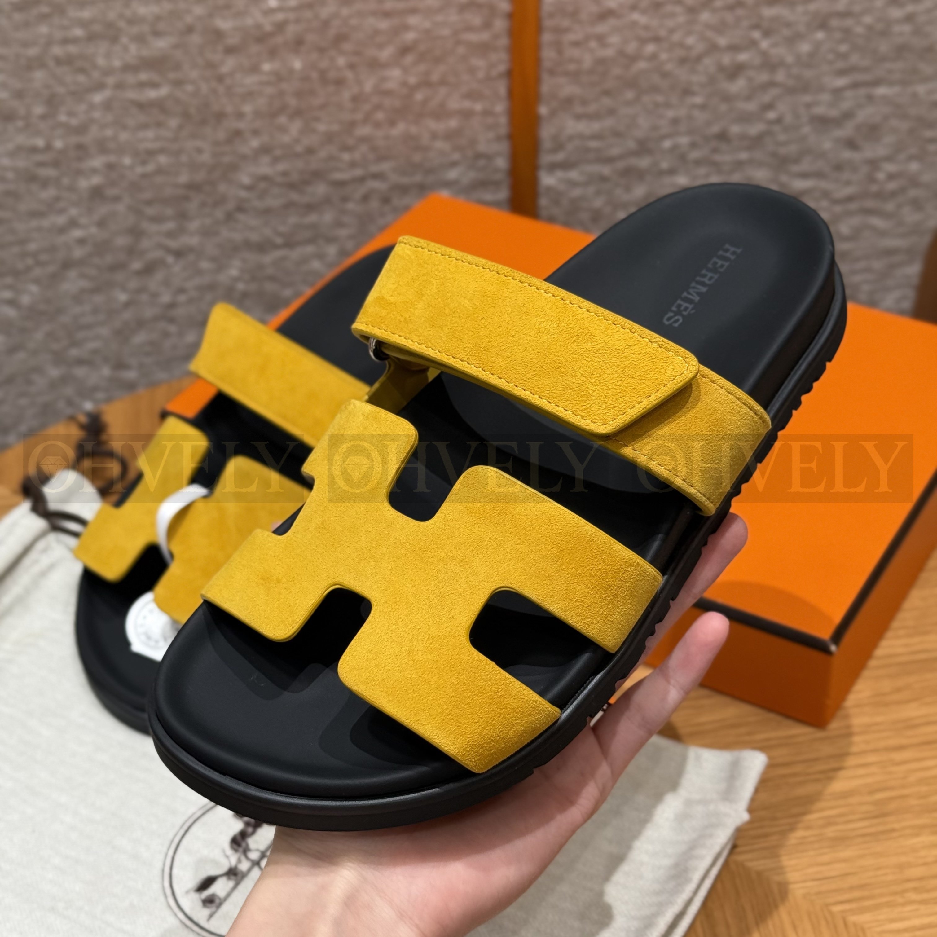 HERMÈS 에르메스 칩레 샌들 샤무아 카프스킨 & 블랙 로버 솔 (yellow) 상품 썸네일