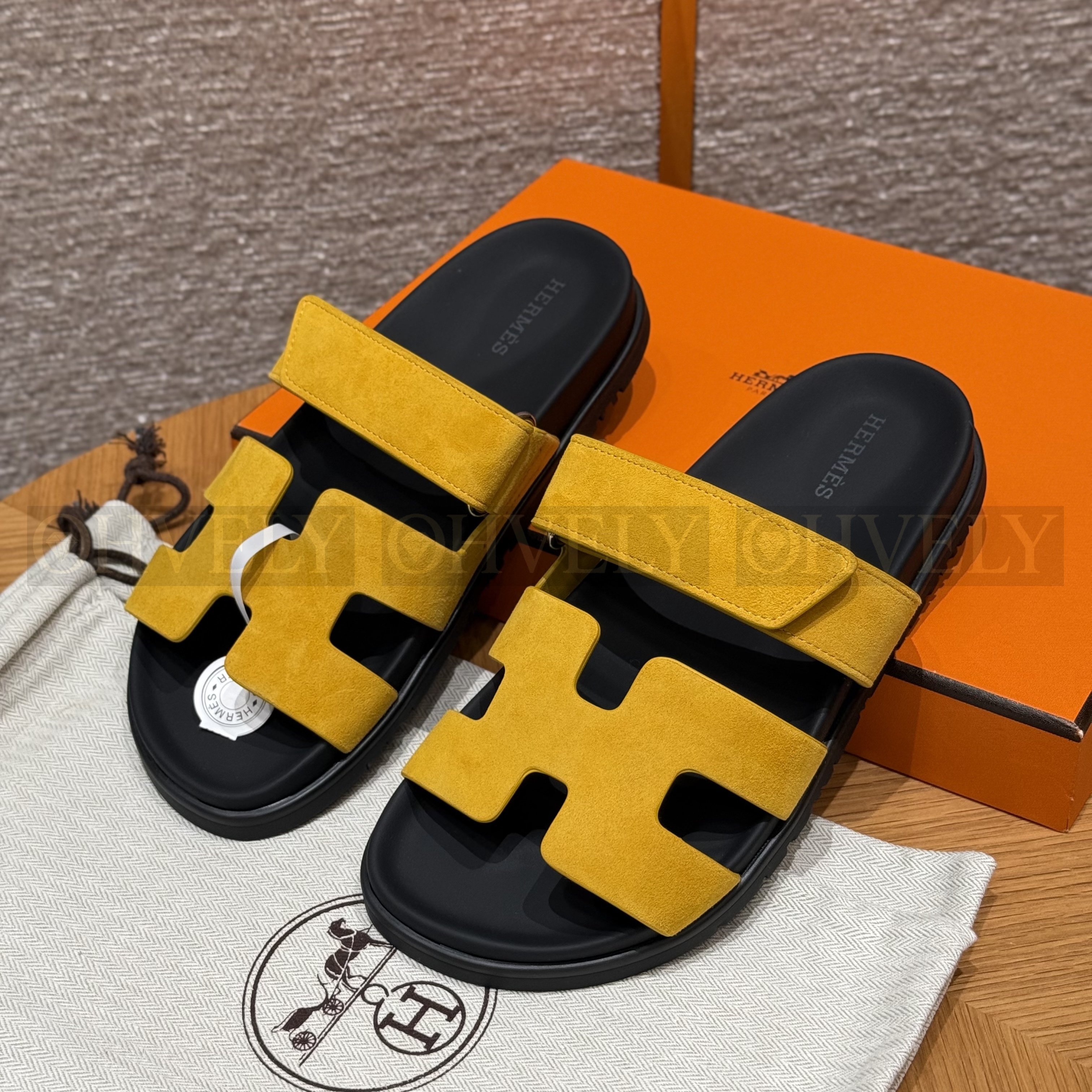 HERMÈS 에르메스 칩레 샌들 샤무아 카프스킨 & 블랙 로버 솔 (yellow) 상품 썸네일
