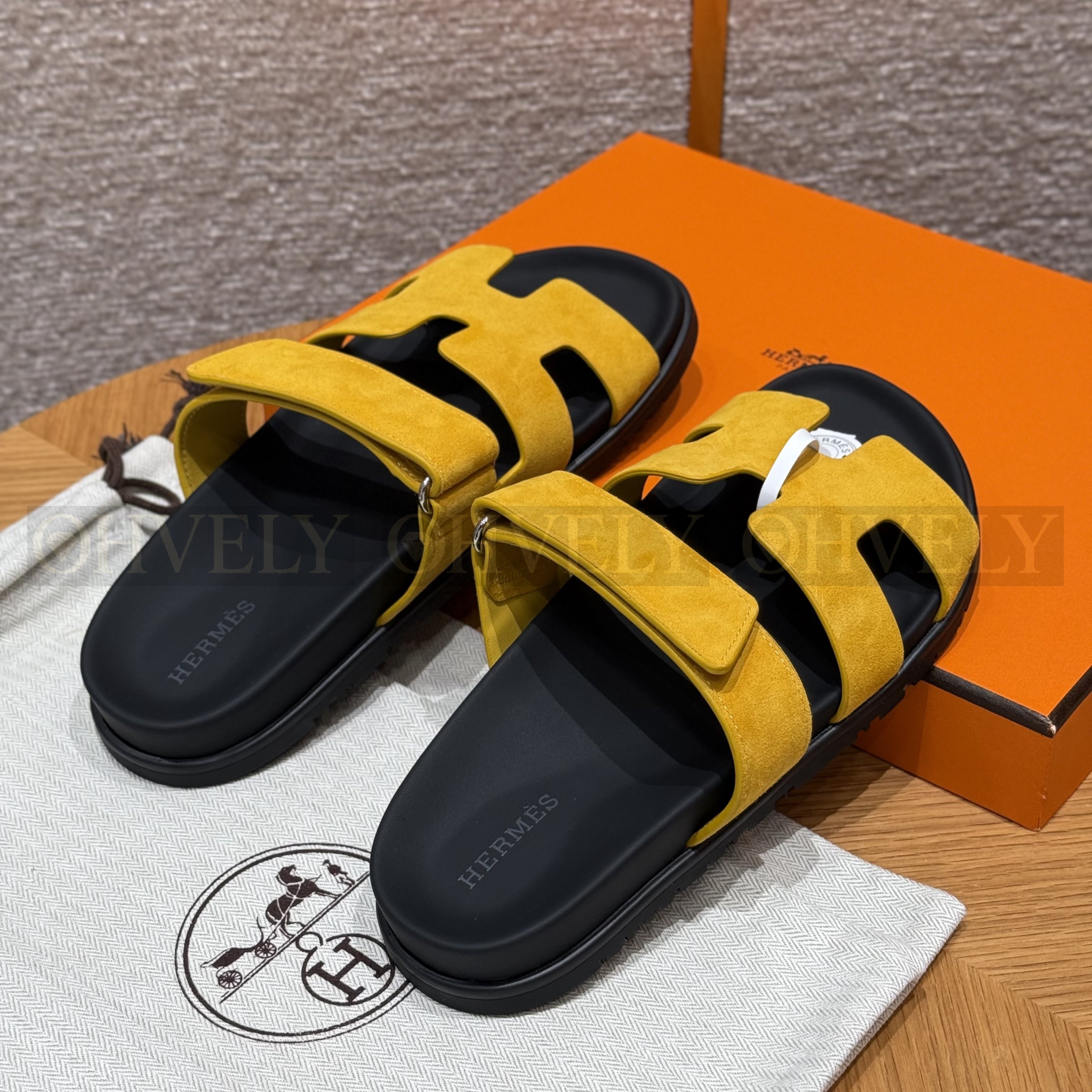 HERMÈS 에르메스 칩레 샌들 샤무아 카프스킨 & 블랙 로버 솔 (yellow) 상품 썸네일