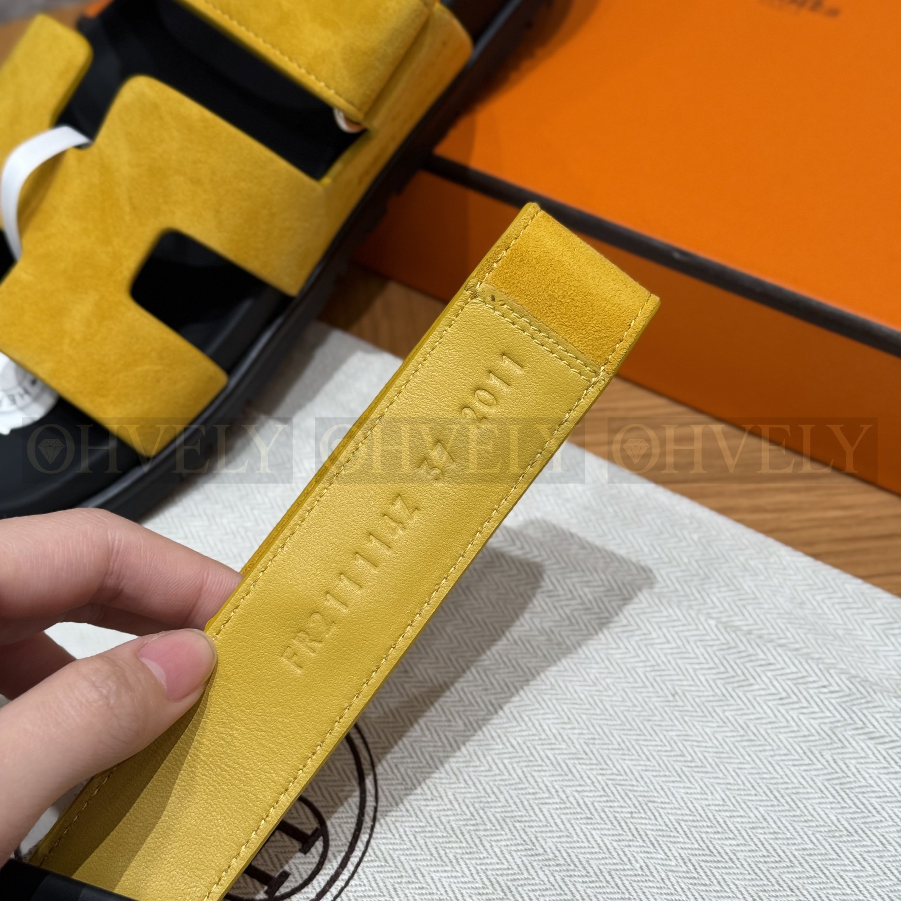HERMÈS 에르메스 칩레 샌들 샤무아 카프스킨 & 블랙 로버 솔 (yellow) 상품 썸네일