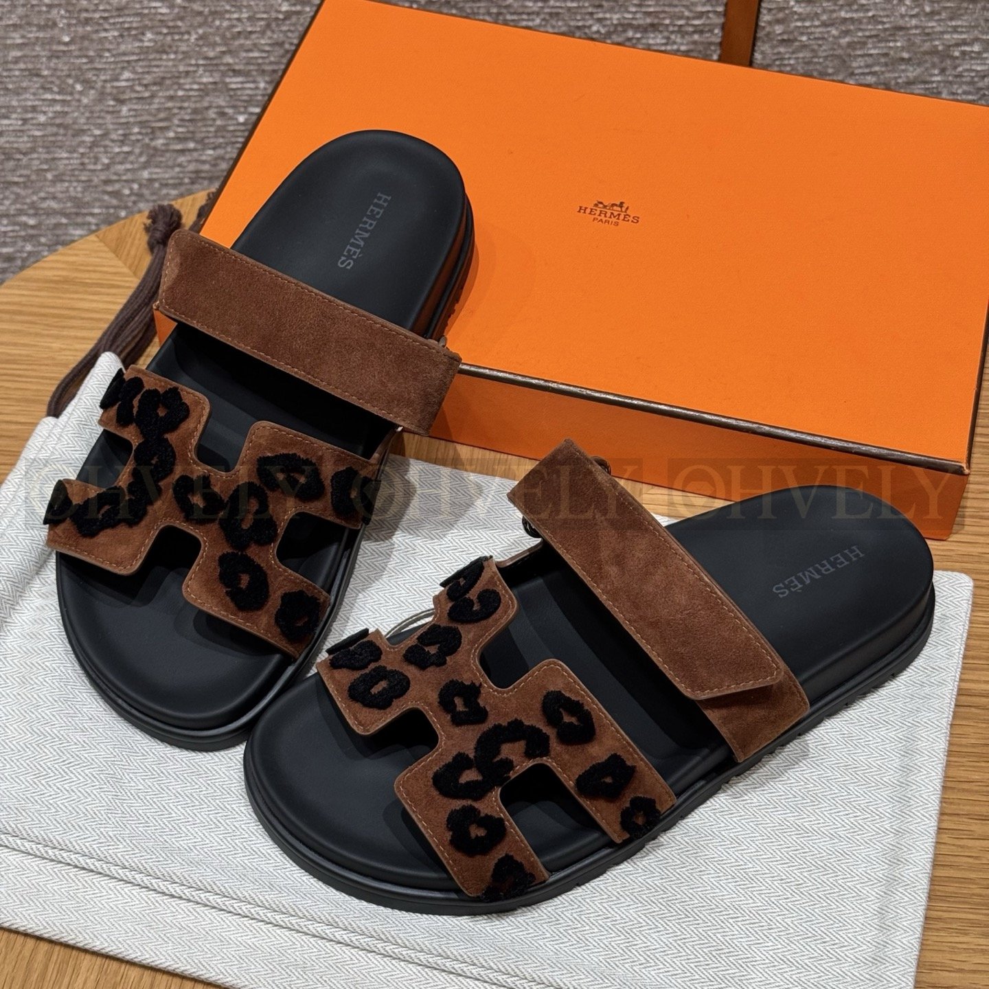 HERMÈS 에르메스 칩레 샌들 샤무아 카프스킨 & 블랙 로버 솔 (Brun Fume) 상품 썸네일