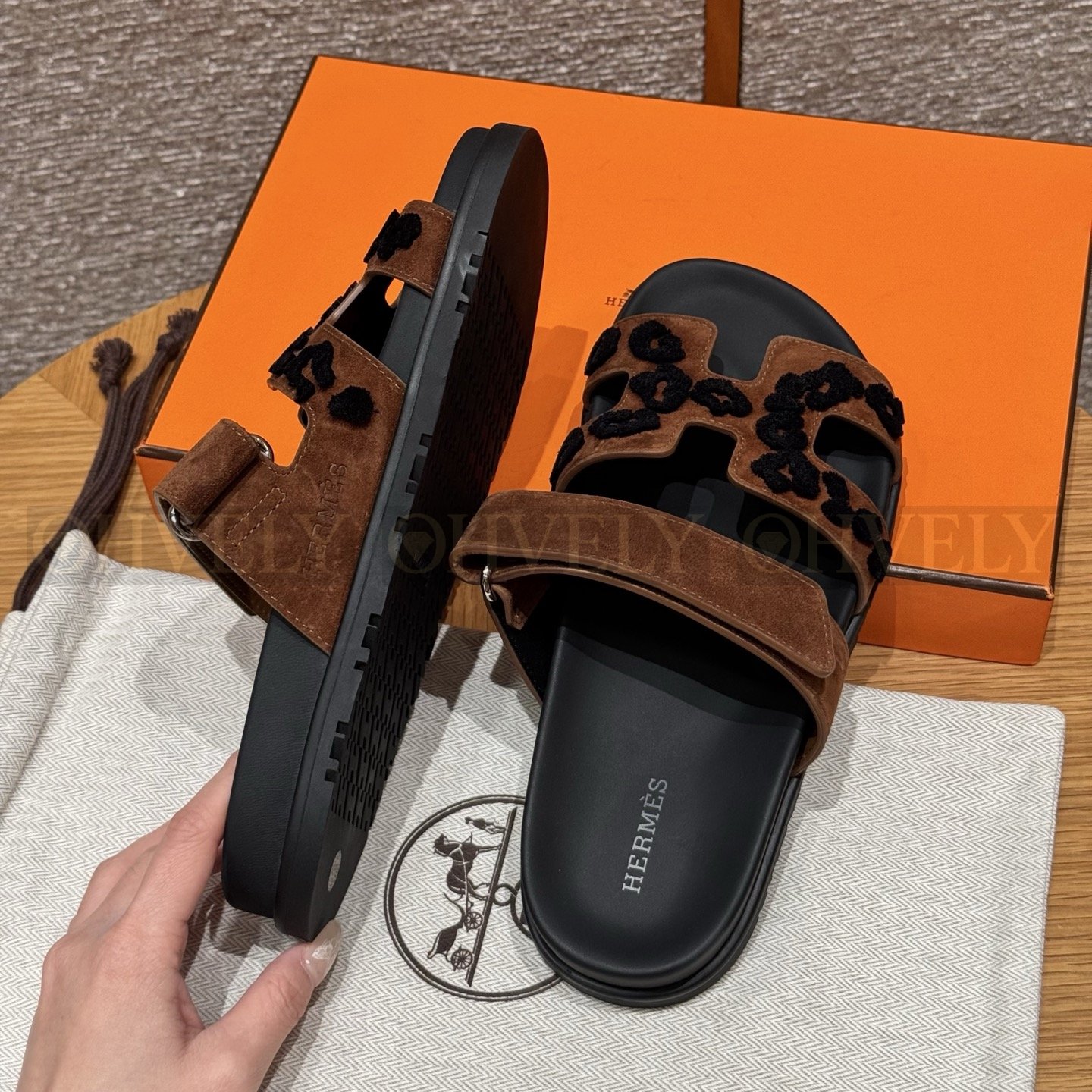 HERMÈS 에르메스 칩레 샌들 샤무아 카프스킨 & 블랙 로버 솔 (Brun Fume) 상품 썸네일