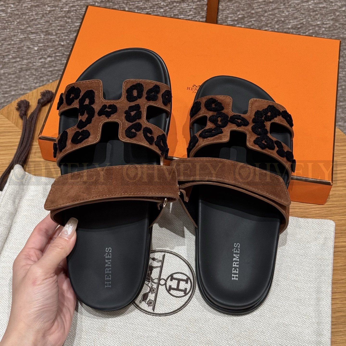 HERMÈS 에르메스 칩레 샌들 샤무아 카프스킨 & 블랙 로버 솔 (Brun Fume) 상품 썸네일