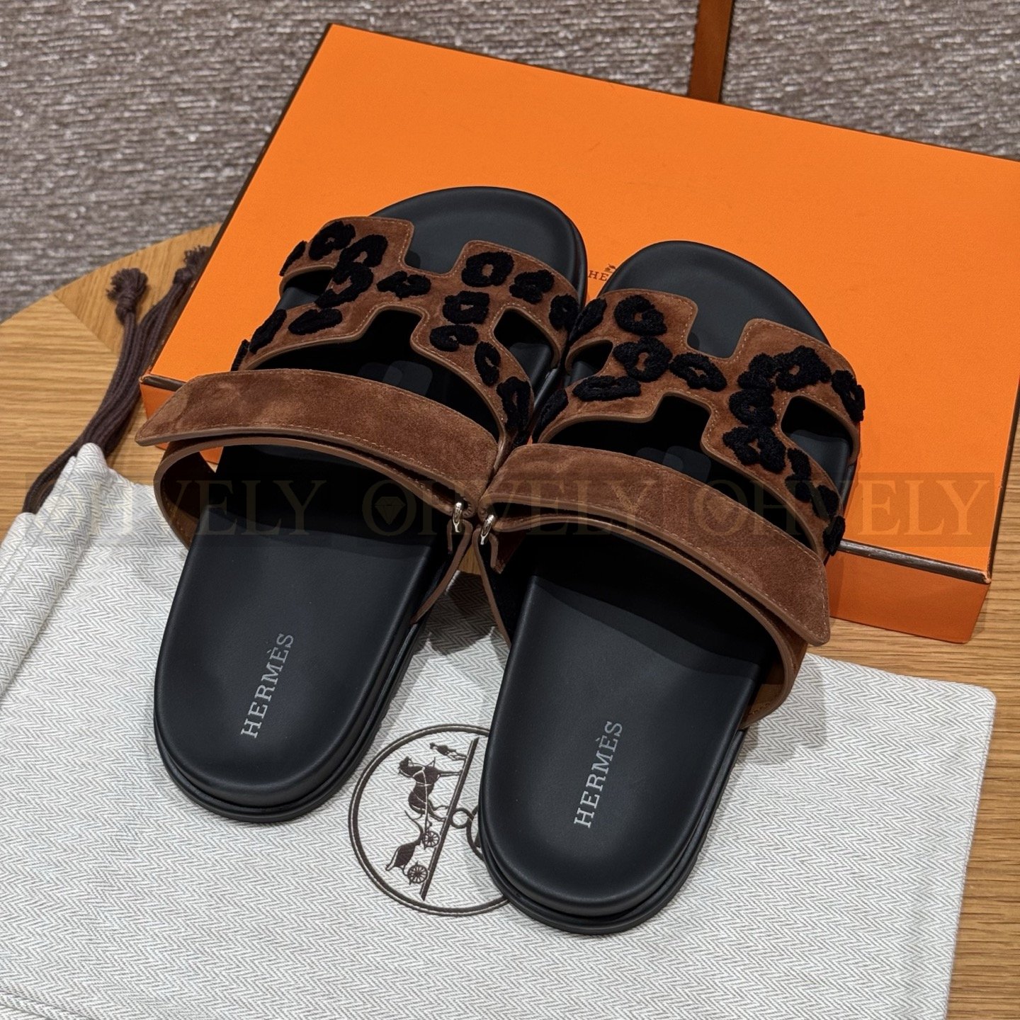 HERMÈS 에르메스 칩레 샌들 샤무아 카프스킨 & 블랙 로버 솔 (Brun Fume) 상품 썸네일