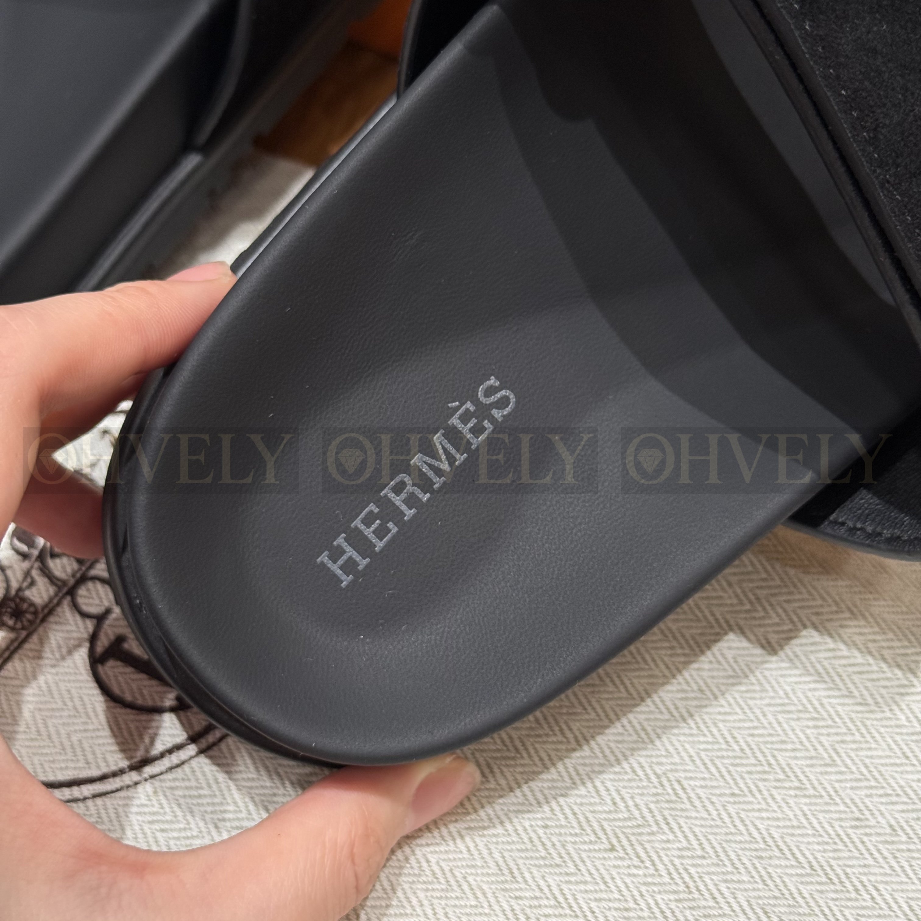 HERMÈS 에르메스 칩레 샌들 샤무아 카프스킨 & 블랙 로버 솔 (noir) 상품 썸네일