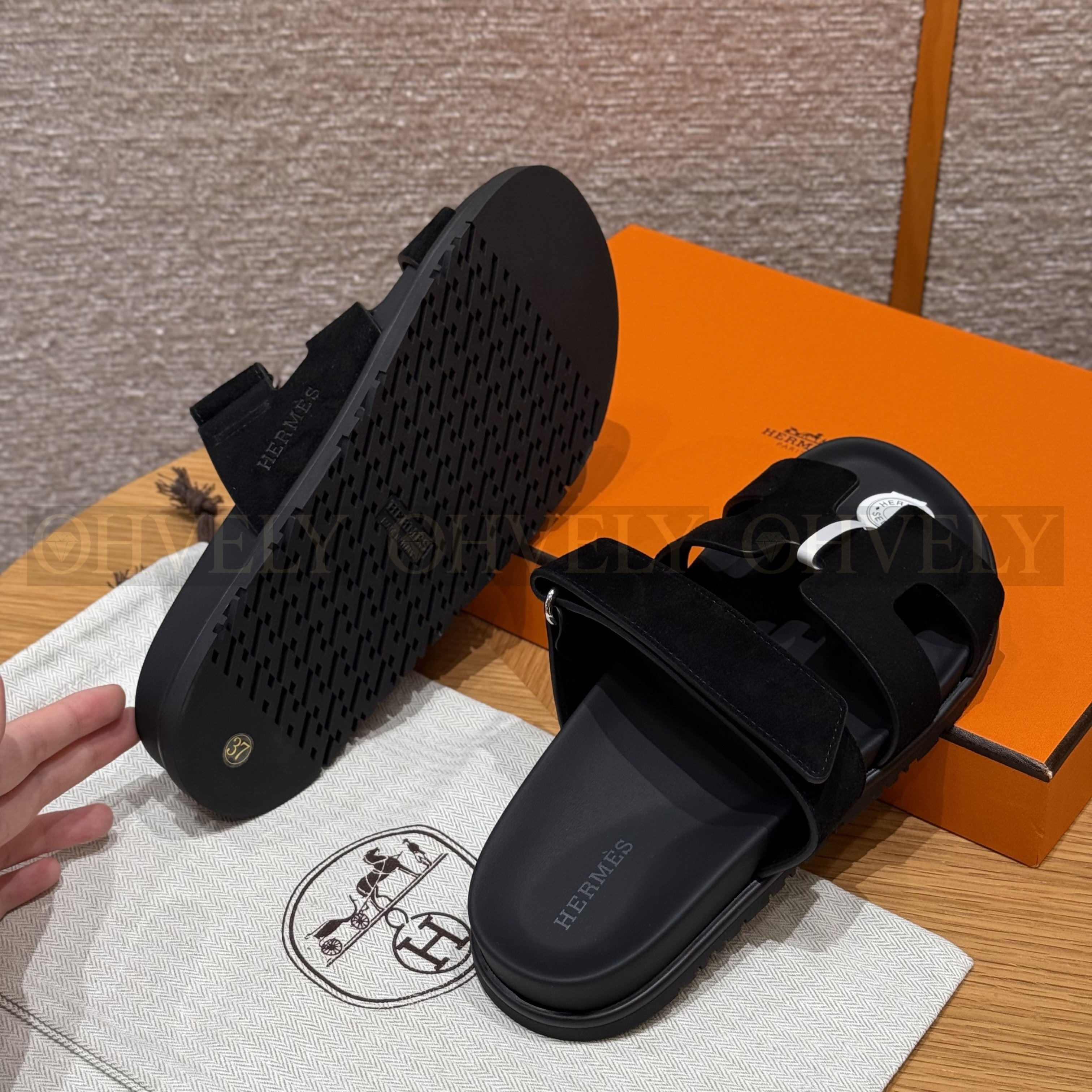 HERMÈS 에르메스 칩레 샌들 샤무아 카프스킨 & 블랙 로버 솔 (noir) 상품 썸네일