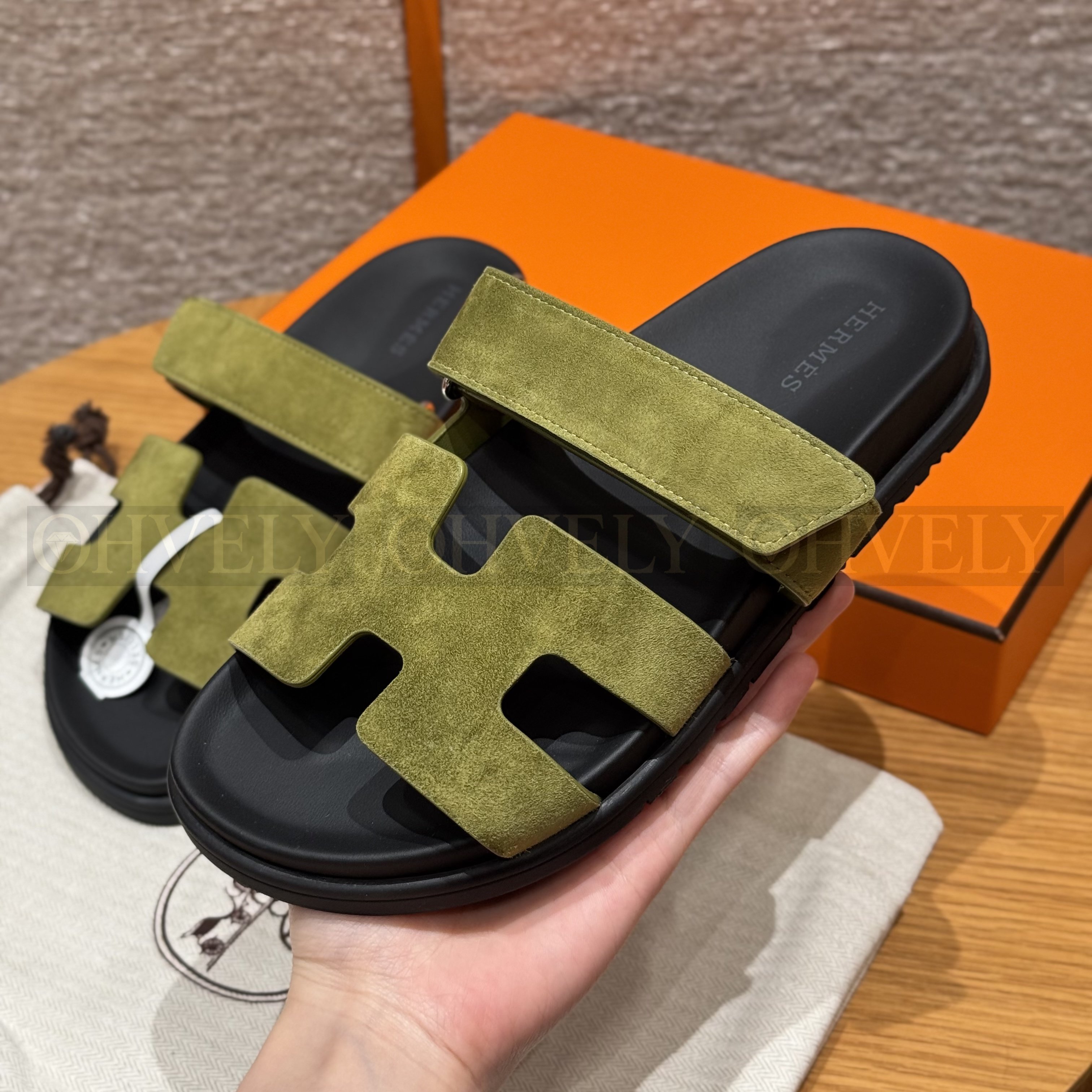 HERMÈS 에르메스 칩레 샌들 샤무아 카프스킨 & 블랙 로버 솔 (olive green) 상품 썸네일