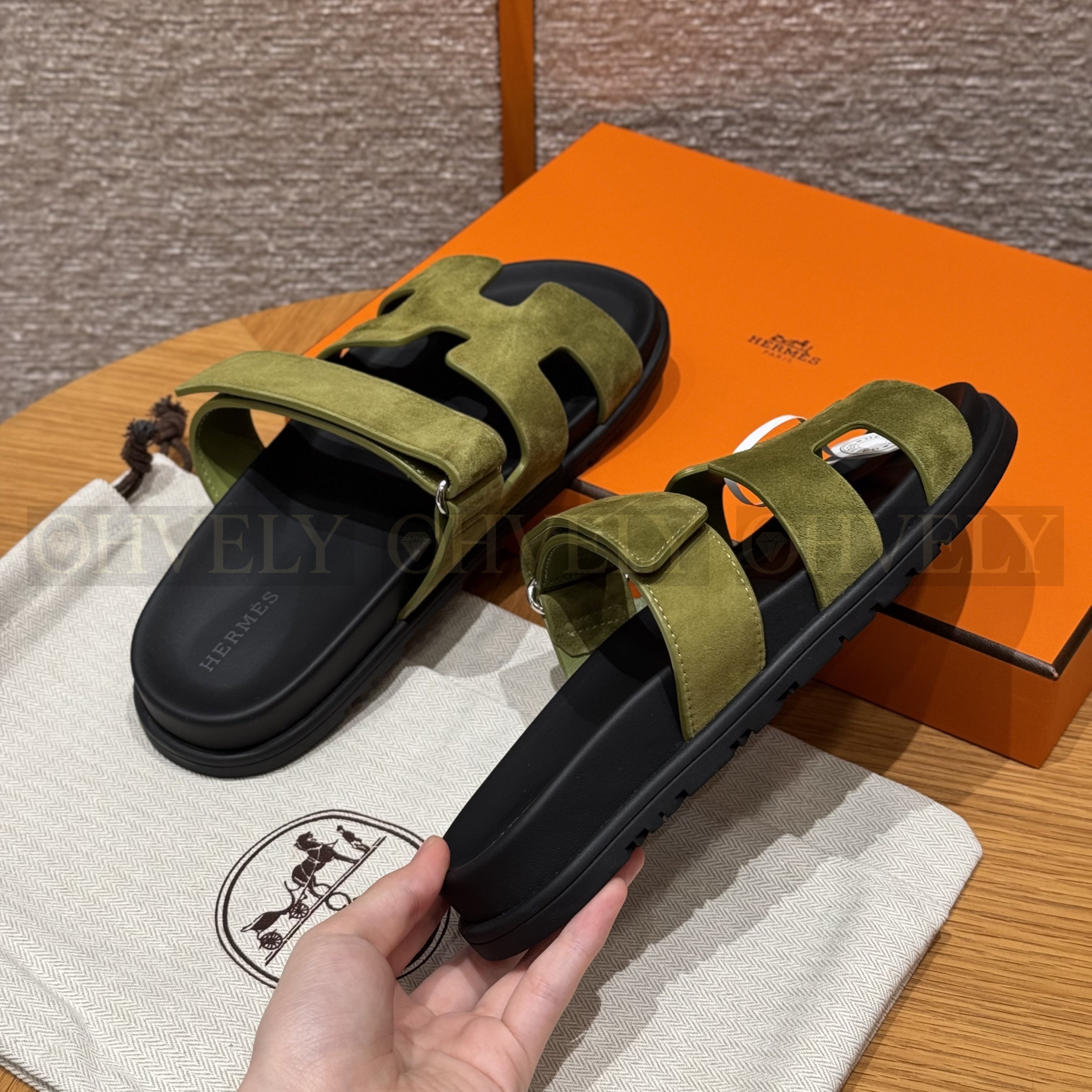 HERMÈS 에르메스 칩레 샌들 샤무아 카프스킨 & 블랙 로버 솔 (olive green) 상품 썸네일
