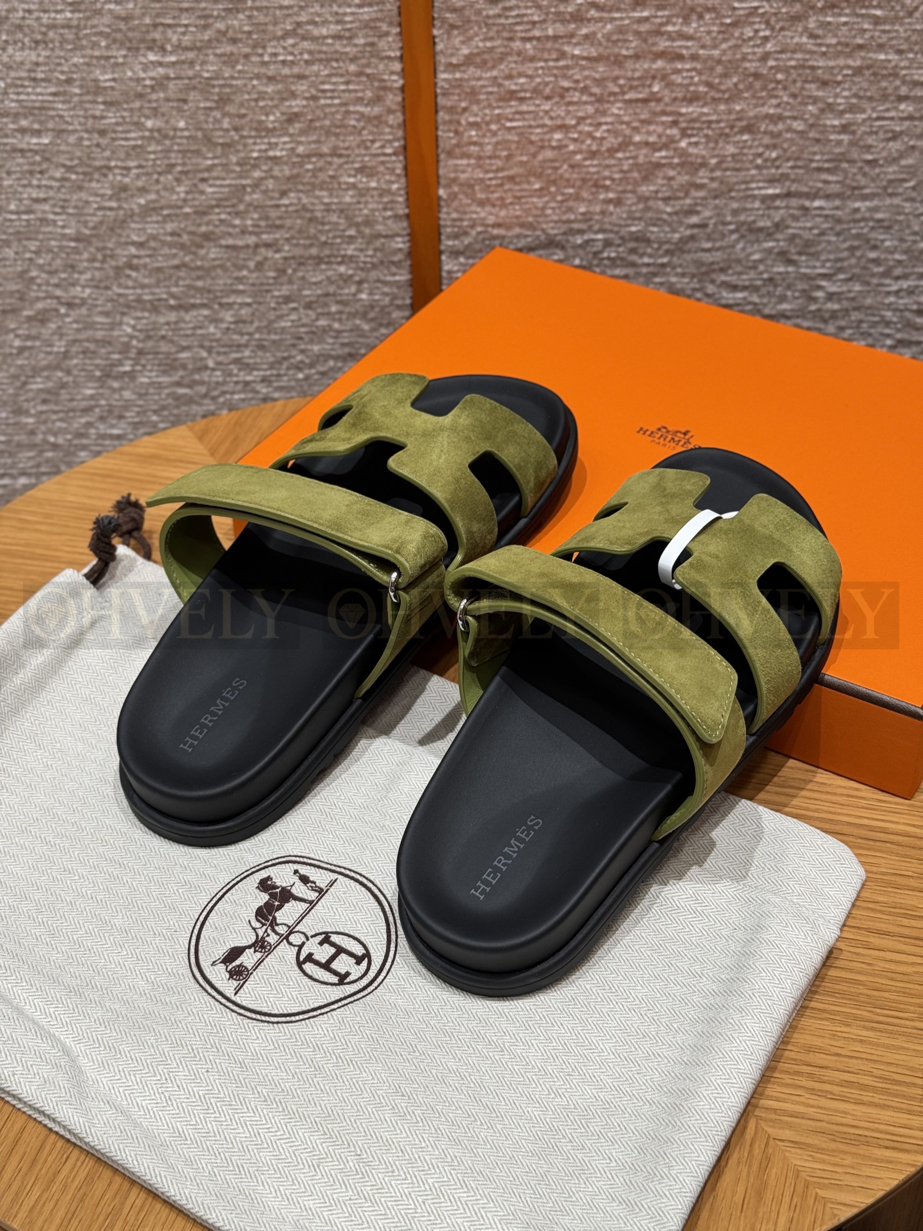 HERMÈS 에르메스 칩레 샌들 샤무아 카프스킨 & 블랙 로버 솔 (olive green) 상품 썸네일