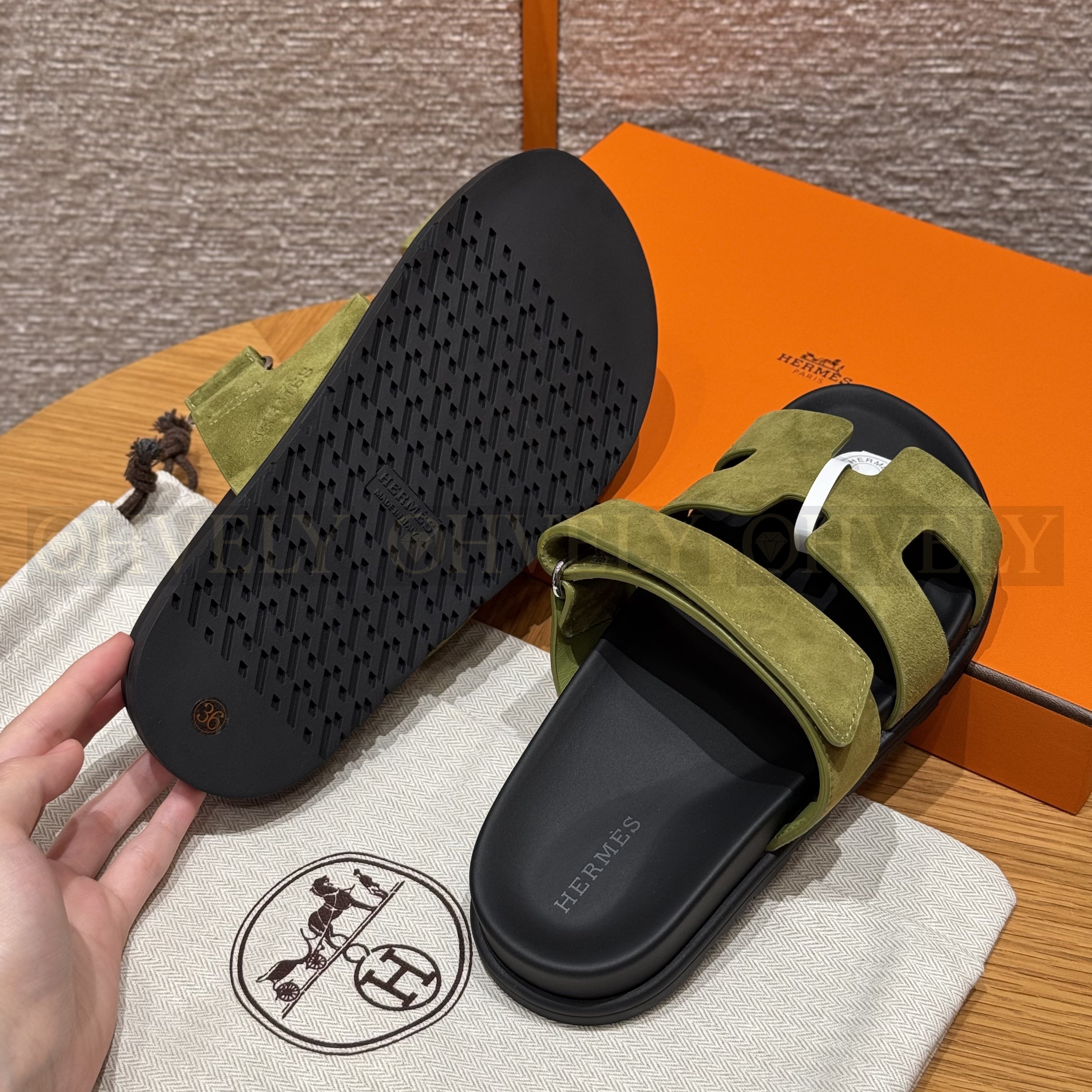 HERMÈS 에르메스 칩레 샌들 샤무아 카프스킨 & 블랙 로버 솔 (olive green) 상품 썸네일