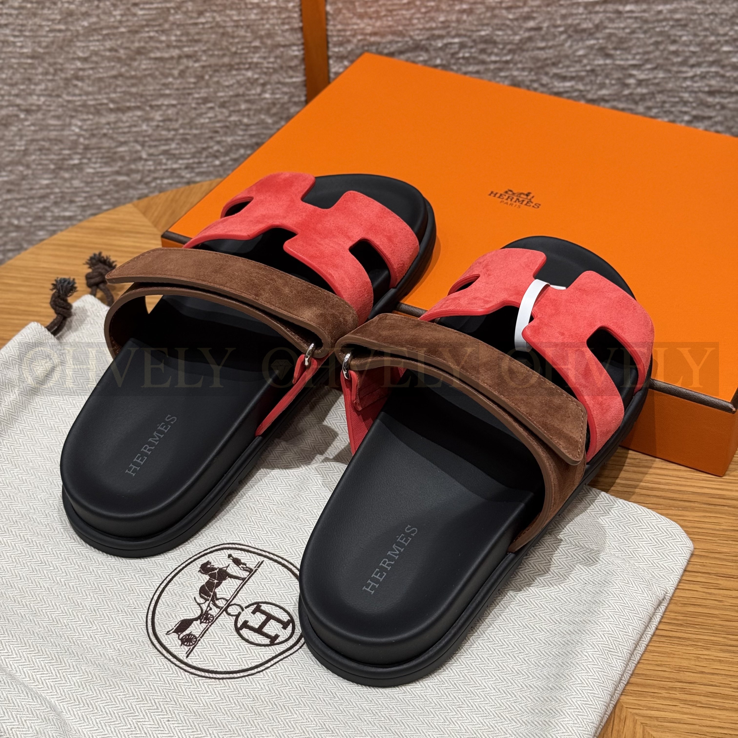 HERMÈS 에르메스 칩레 샌들 샤무아 카프스킨 & 블랙 로버 솔 (Brownish red / amber earthy yellow) 상품 썸네일