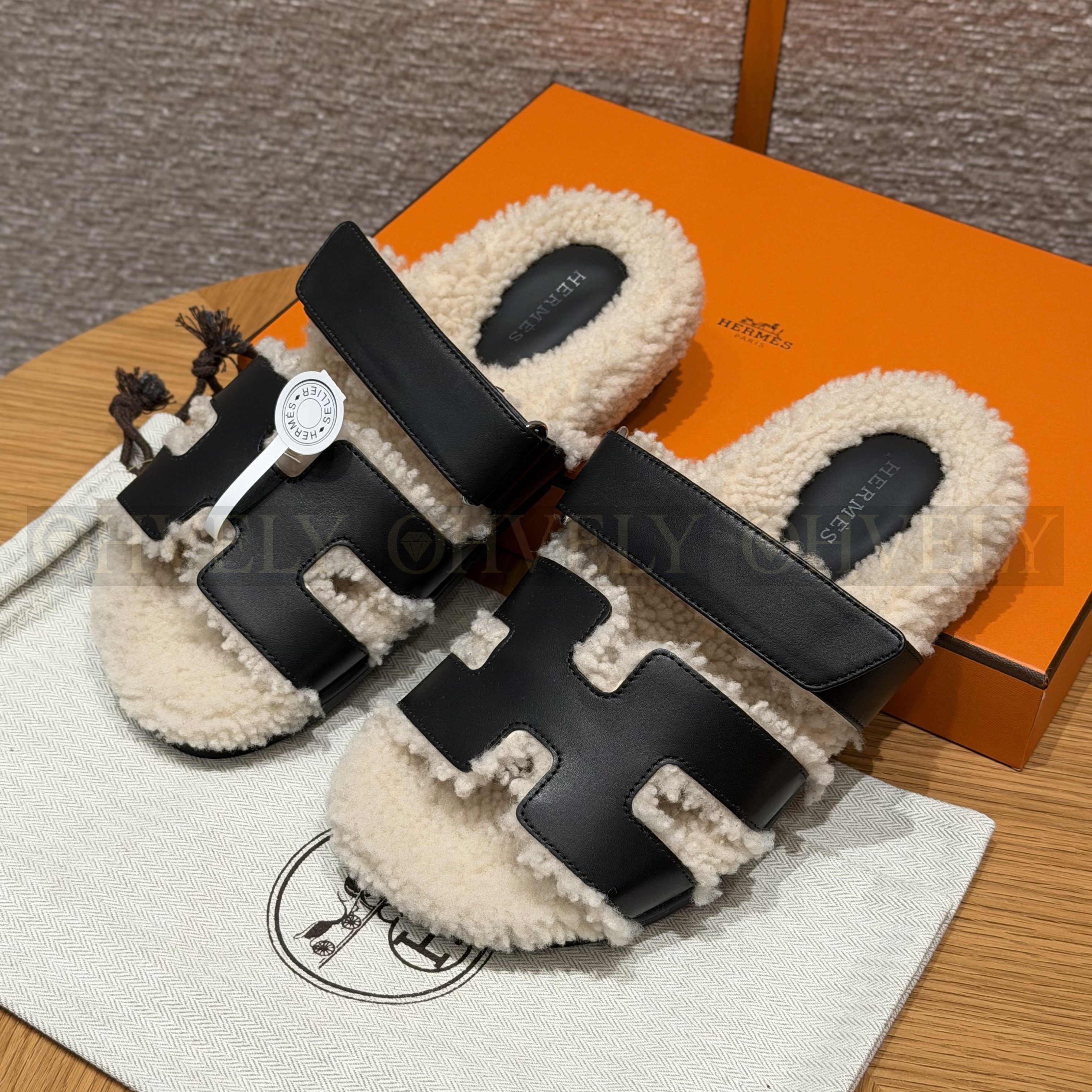 HERMÈS 에르메스 치프레 샌들 카프스킨 & 시어링 (black) 상품 썸네일