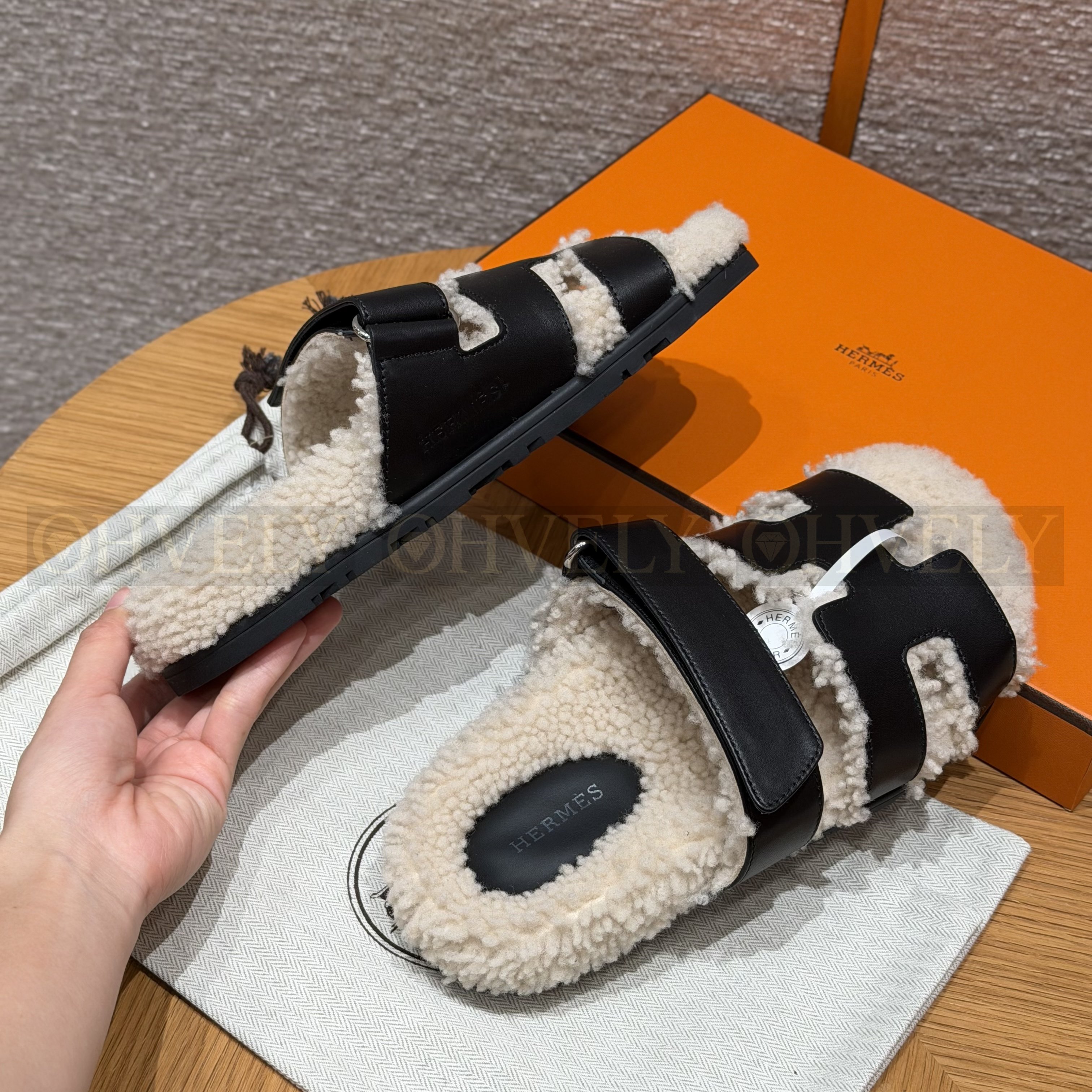 HERMÈS 에르메스 치프레 샌들 카프스킨 & 시어링 (black) 상품 썸네일
