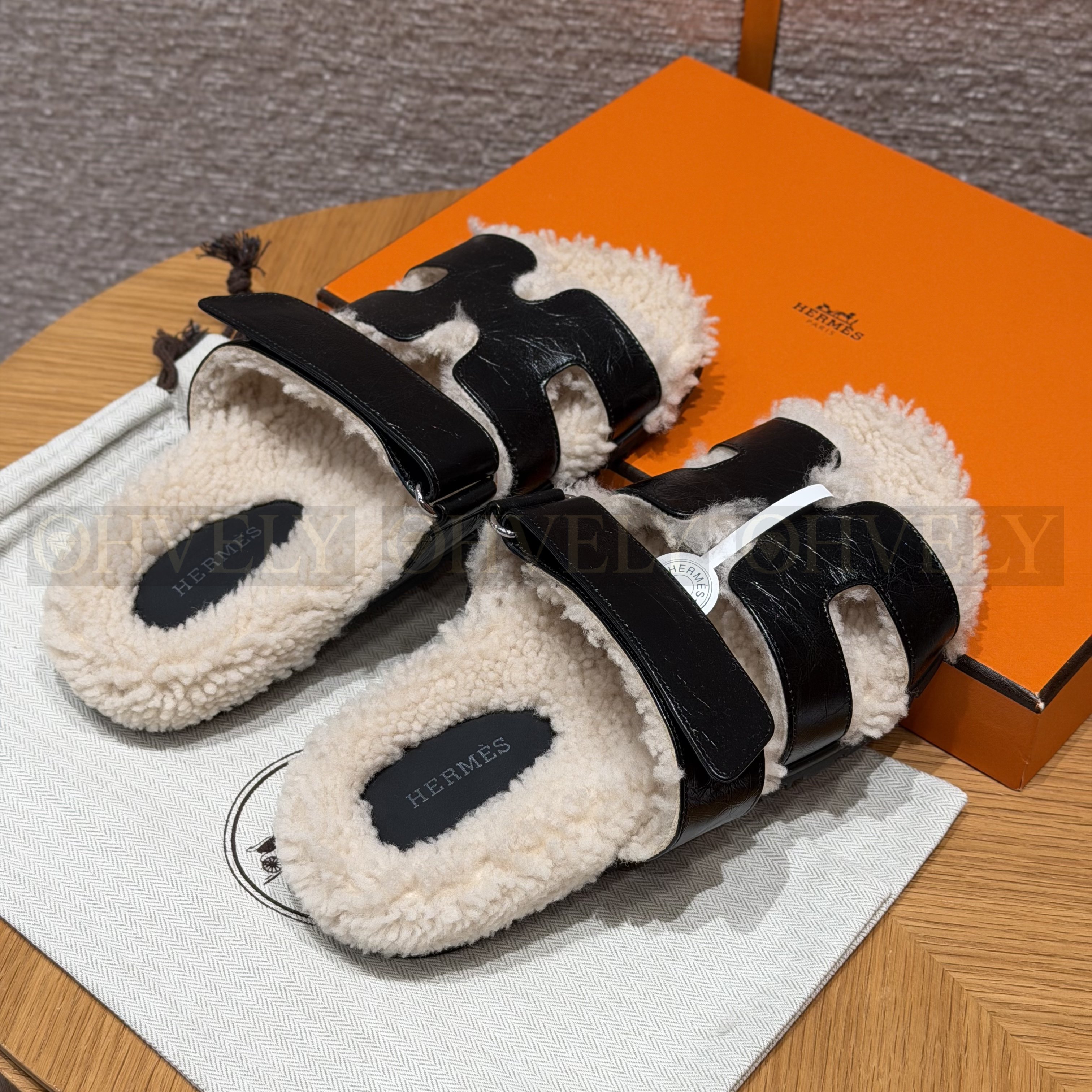 HERMÈS 에르메스 치프레 샌들 카프스킨 & 시어링 (black) 상품 썸네일