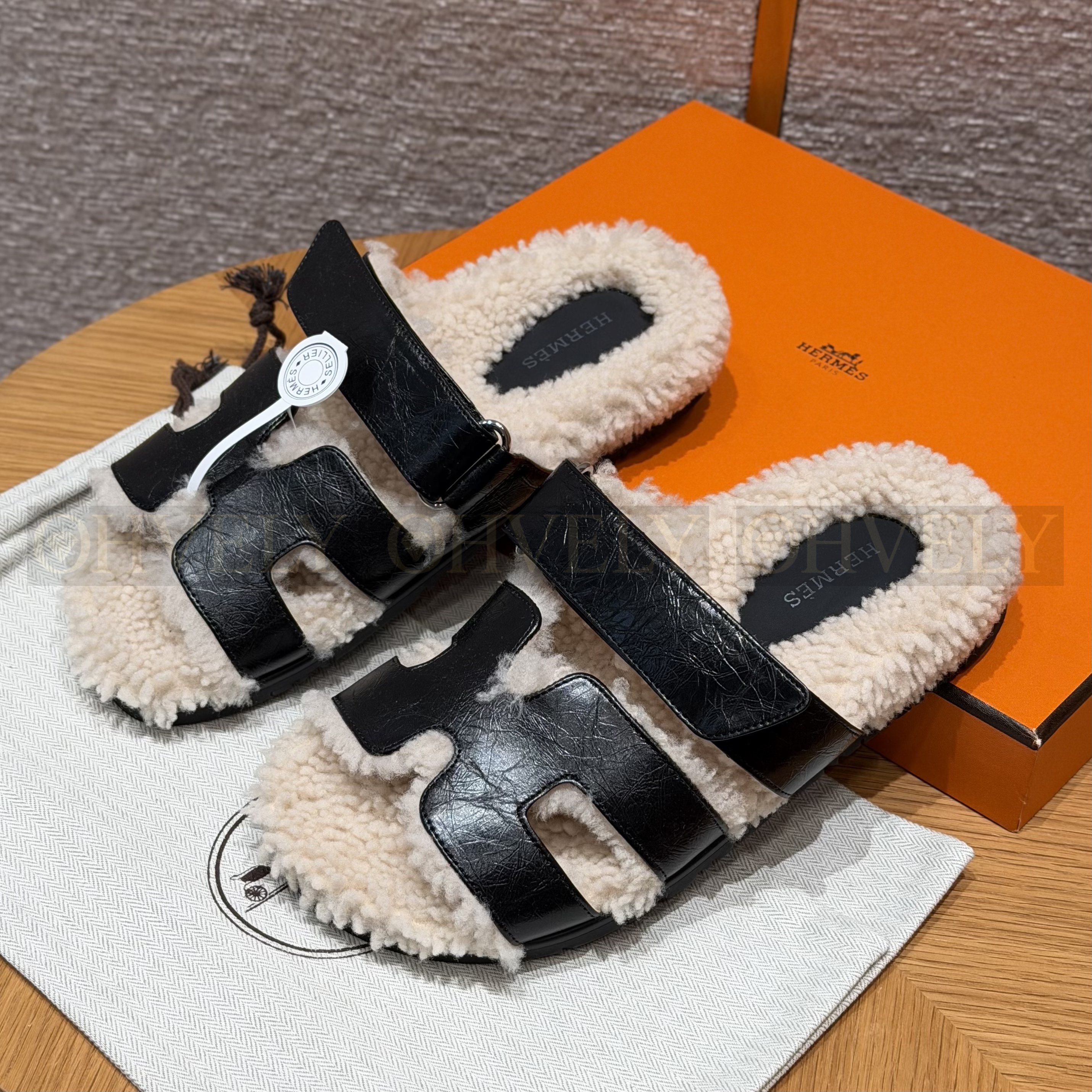 HERMÈS 에르메스 치프레 샌들 카프스킨 & 시어링 (black) 상품 썸네일