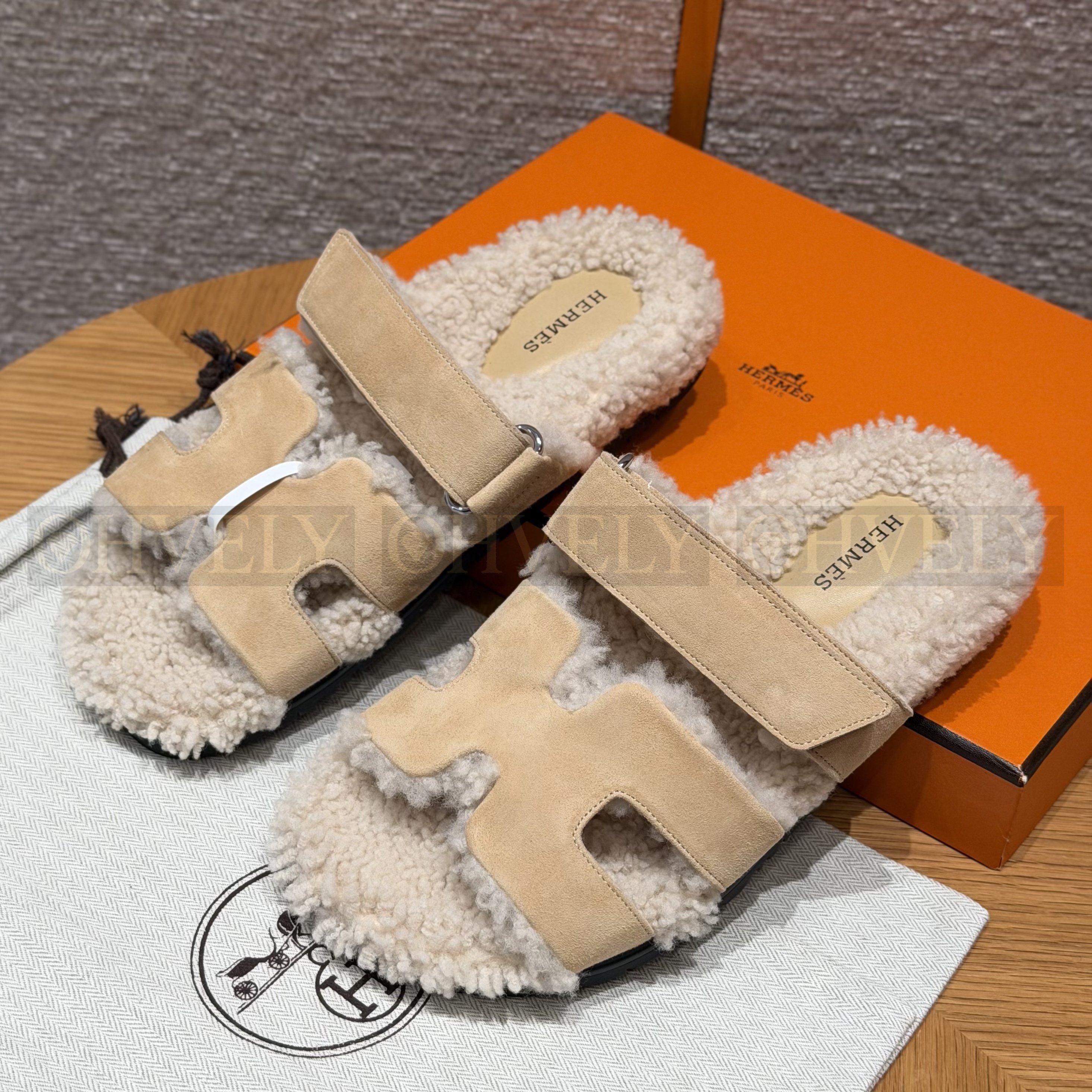 HERMÈS 에르메스 치프레 샌들 카프스킨 & 시어링 (ream-coloured) 상품 썸네일