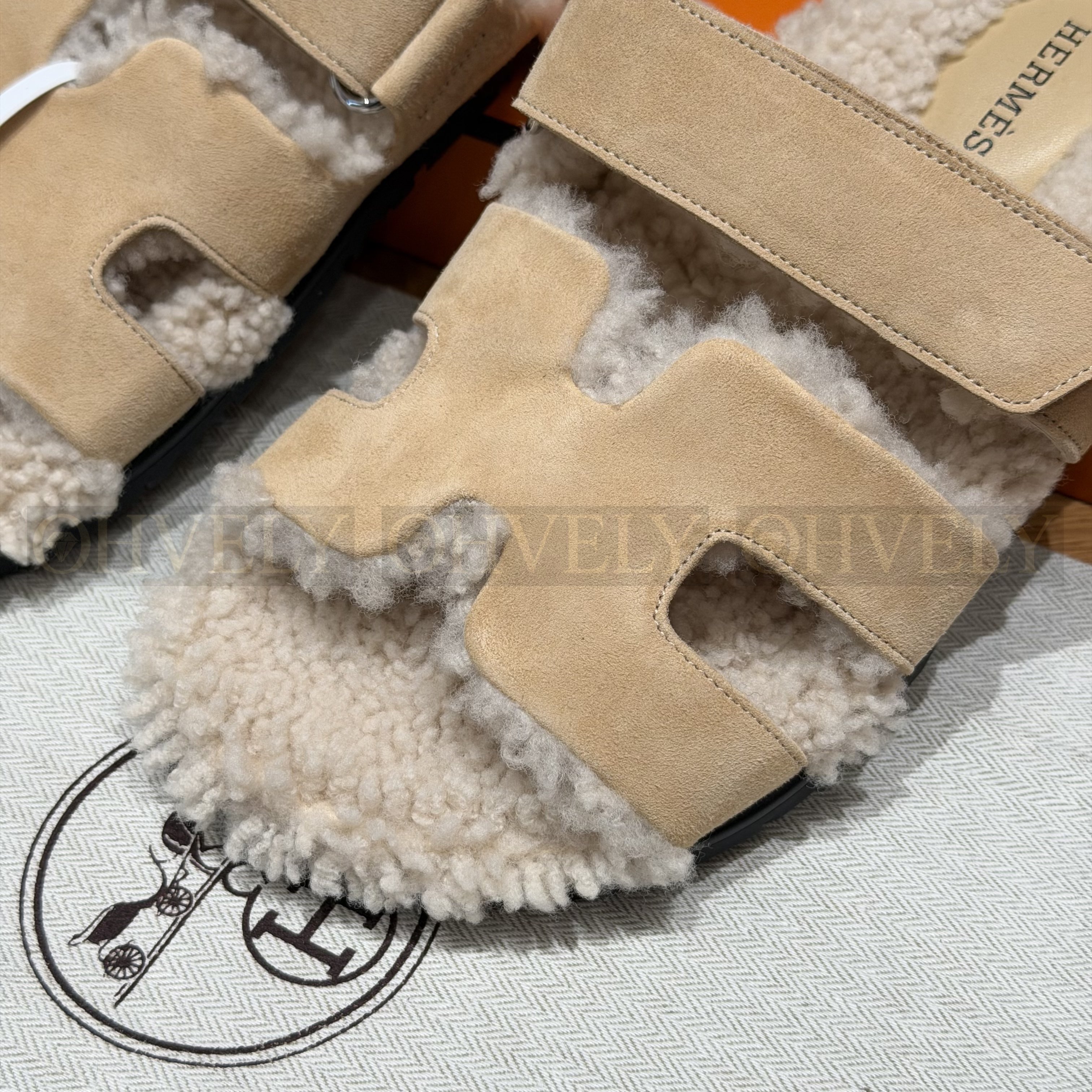 HERMÈS 에르메스 치프레 샌들 카프스킨 & 시어링 (ream-coloured) 상품 썸네일