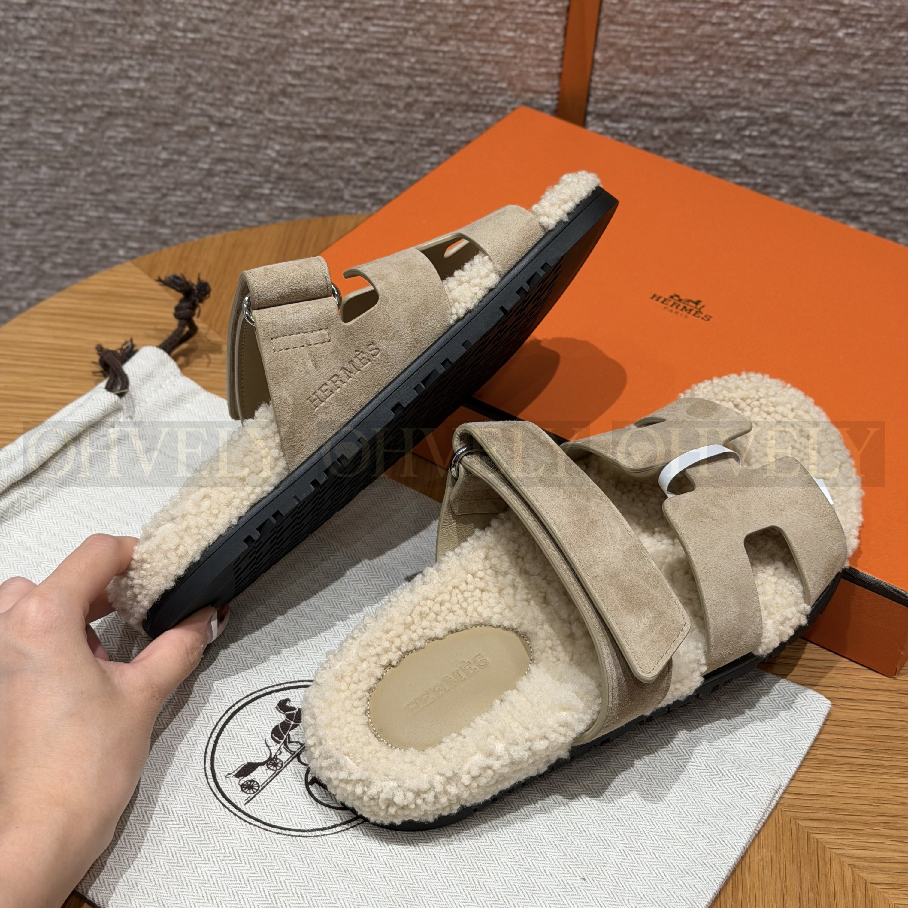 HERMÈS 에르메스 치프레 샌들 카프스킨 & 시어링 (Beige Lin) 상품 썸네일