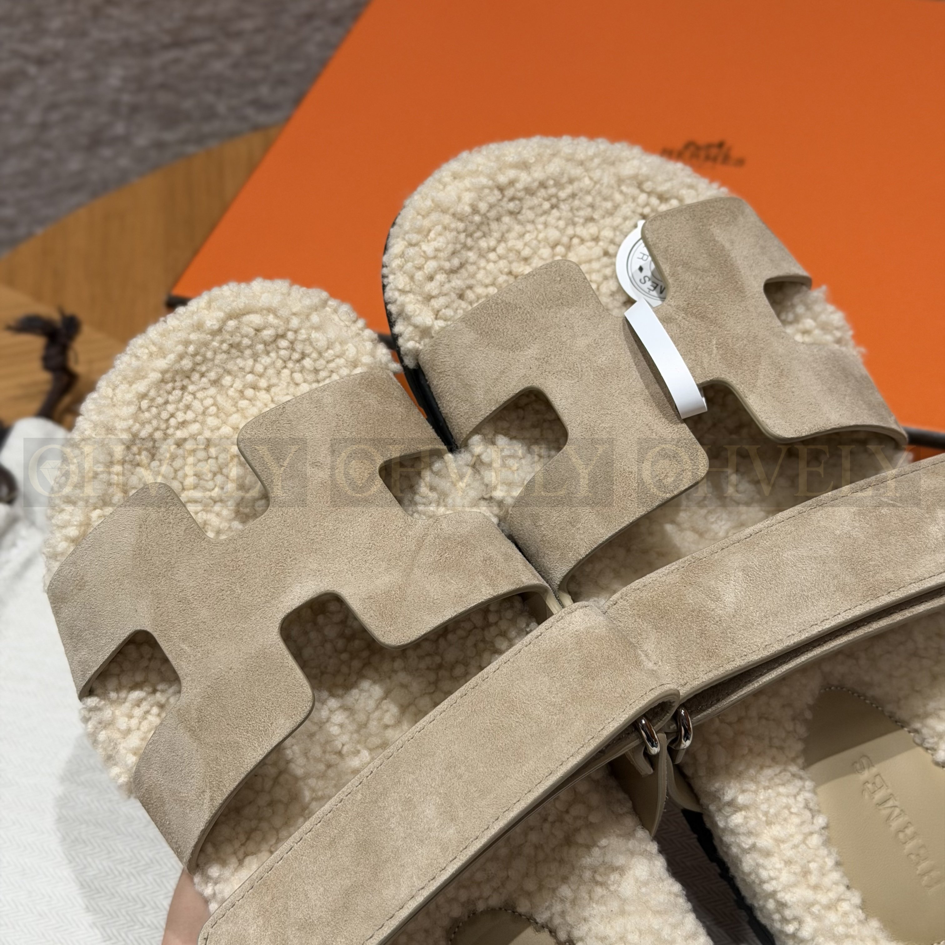 HERMÈS 에르메스 치프레 샌들 카프스킨 & 시어링 (Beige Lin) 상품 썸네일