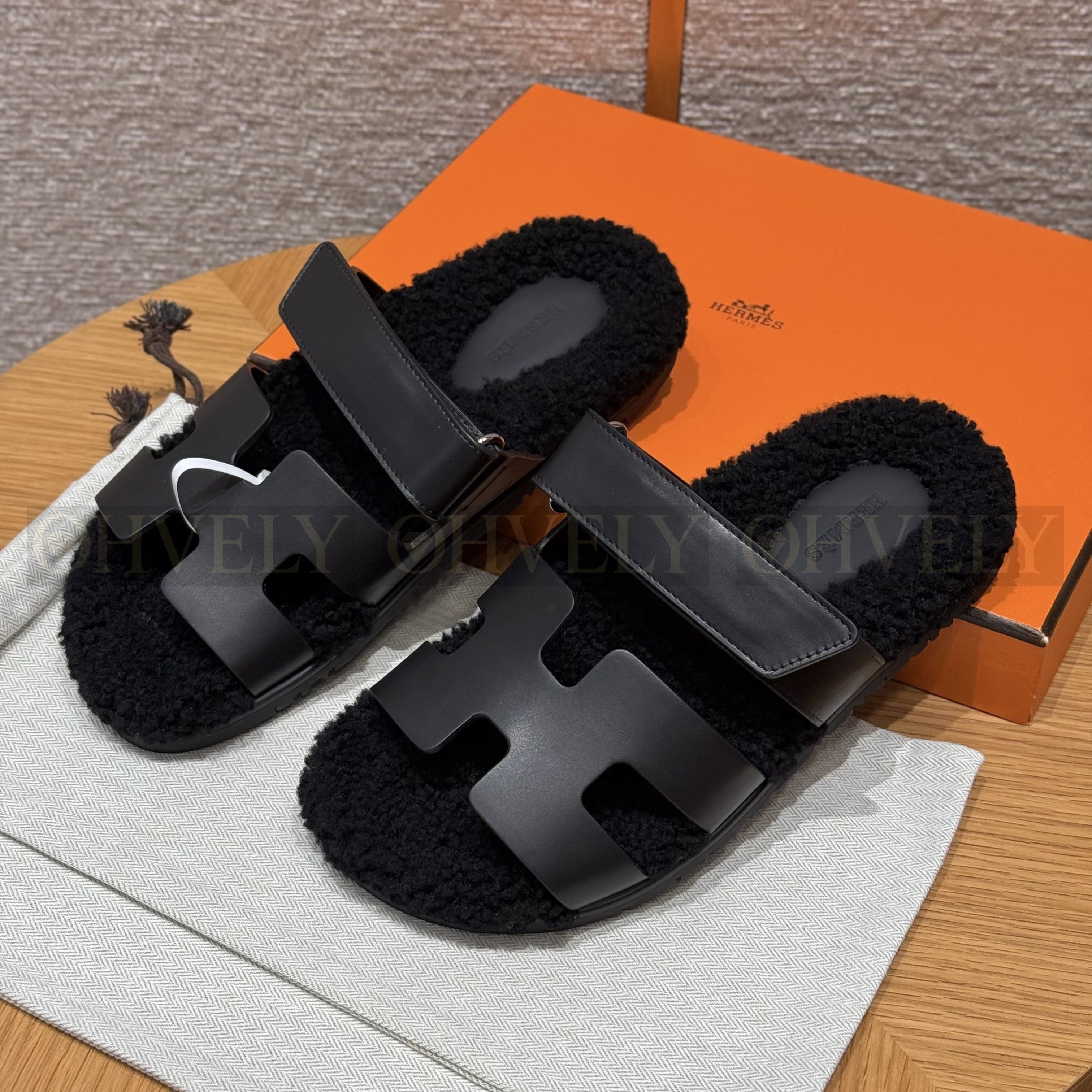 HERMÈS 에르메스 치프레 샌들 카프스킨 & 시어링 (Noir / Naturel) 상품 썸네일