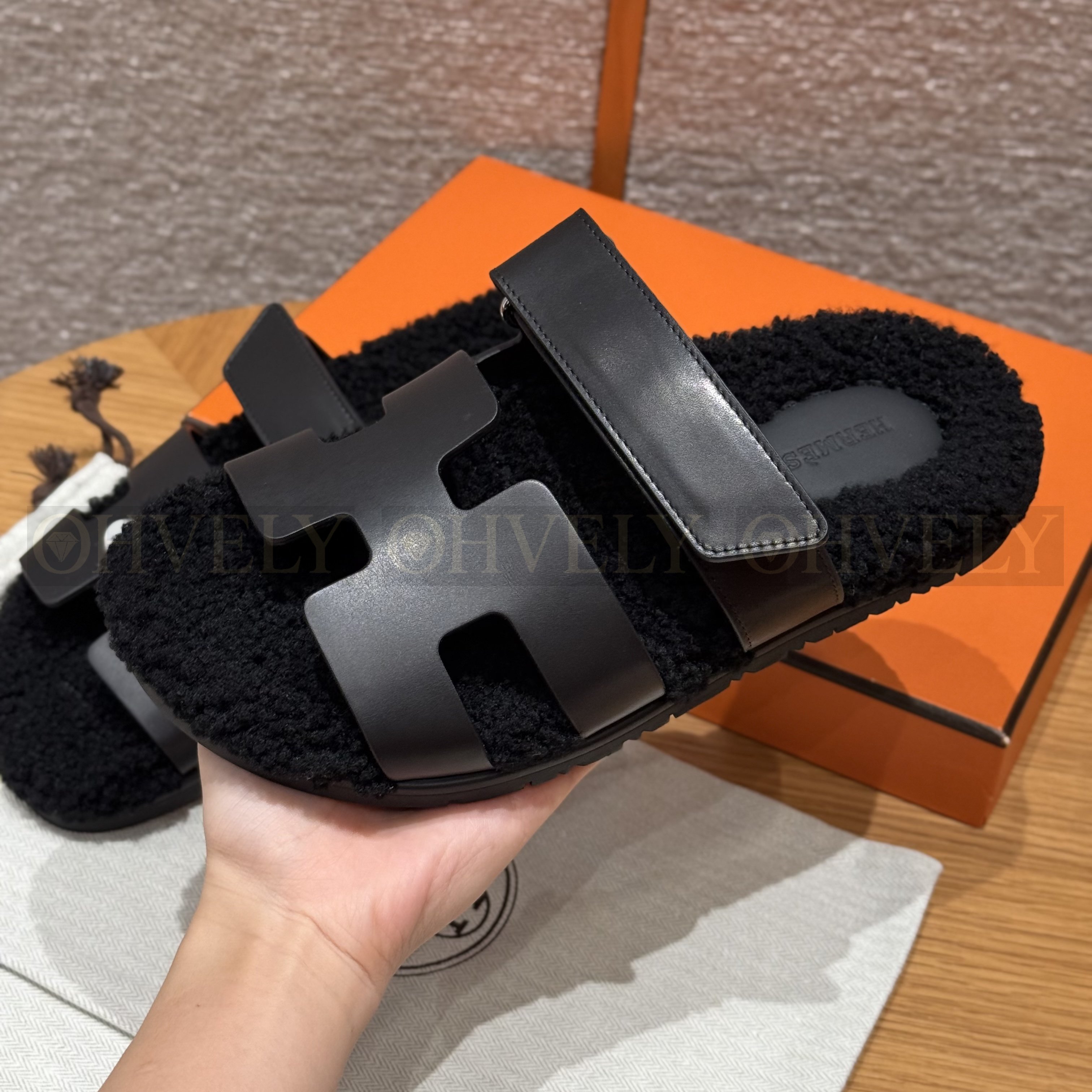 HERMÈS 에르메스 치프레 샌들 카프스킨 & 시어링 (Noir / Naturel) 상품 썸네일