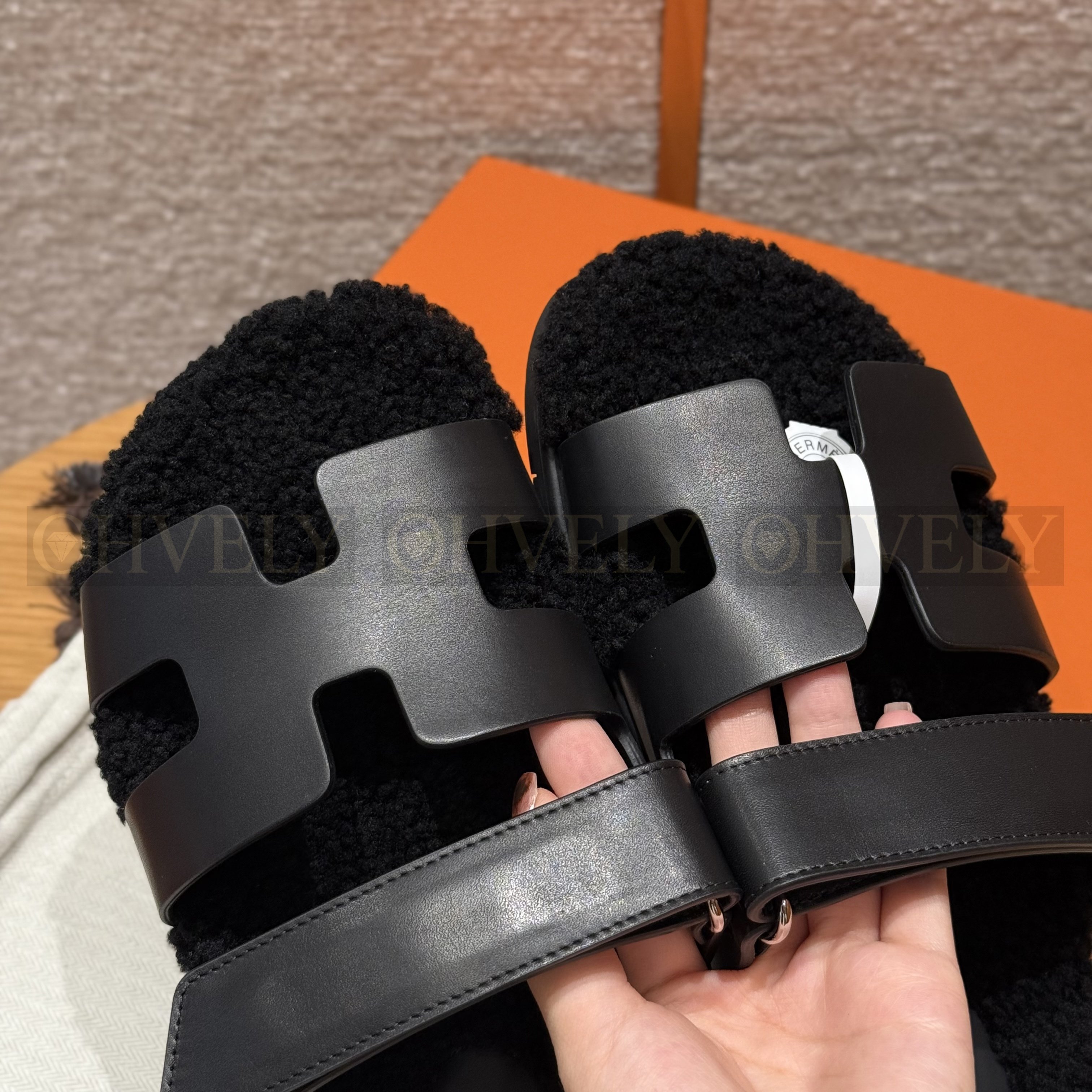 HERMÈS 에르메스 치프레 샌들 카프스킨 & 시어링 (black) 상품 썸네일