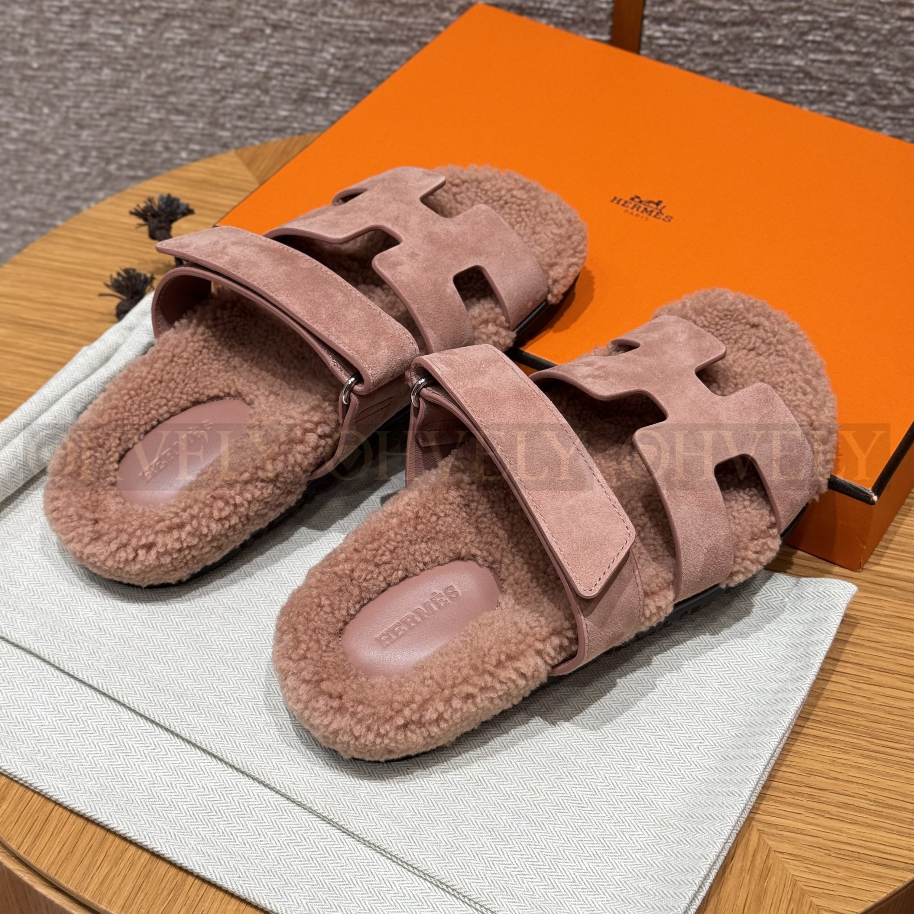 HERMÈS 에르메스 치프레 샌들 카프스킨 & 시어링 (Nude pink) 상품 썸네일