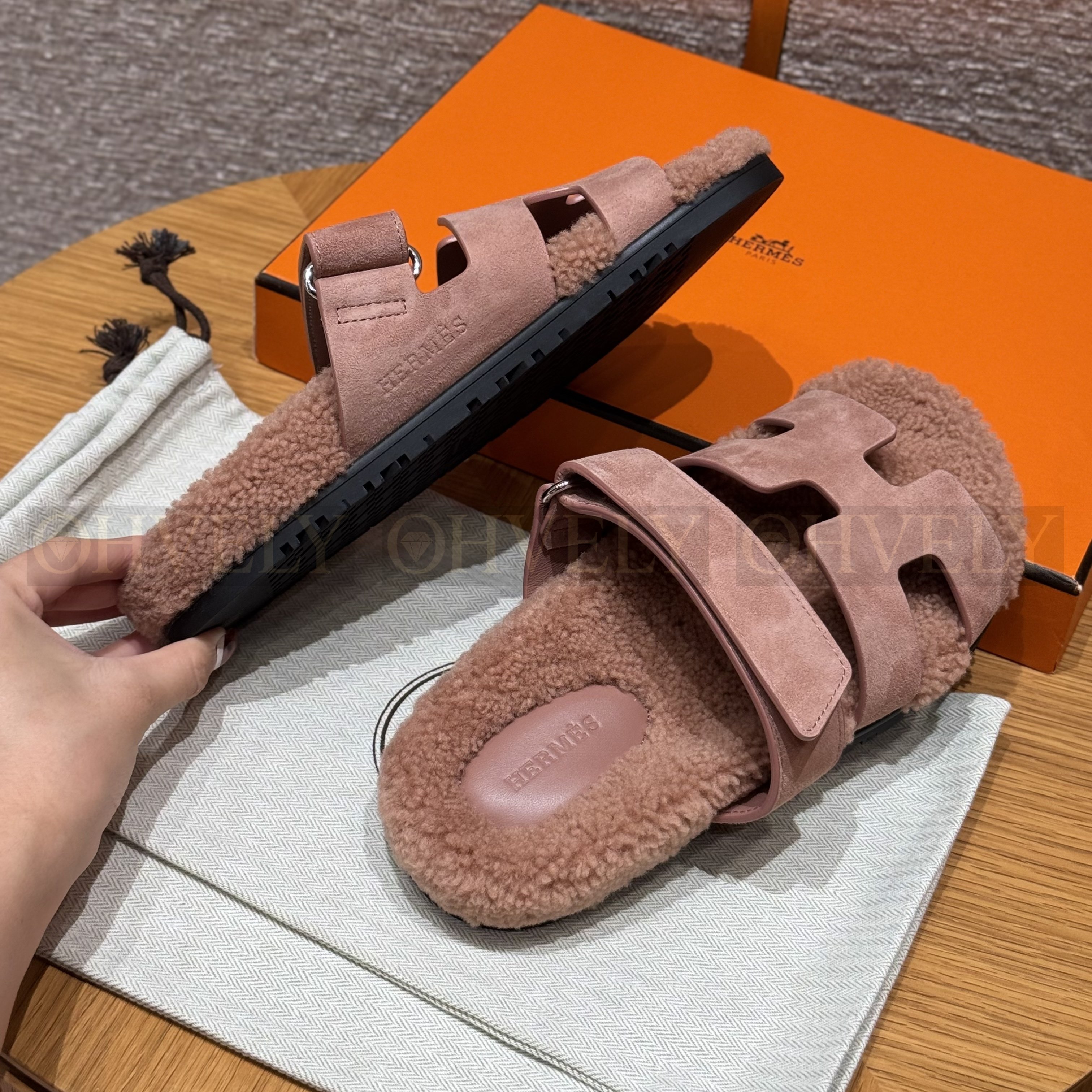 HERMÈS 에르메스 치프레 샌들 카프스킨 & 시어링 (Nude pink) 상품 썸네일