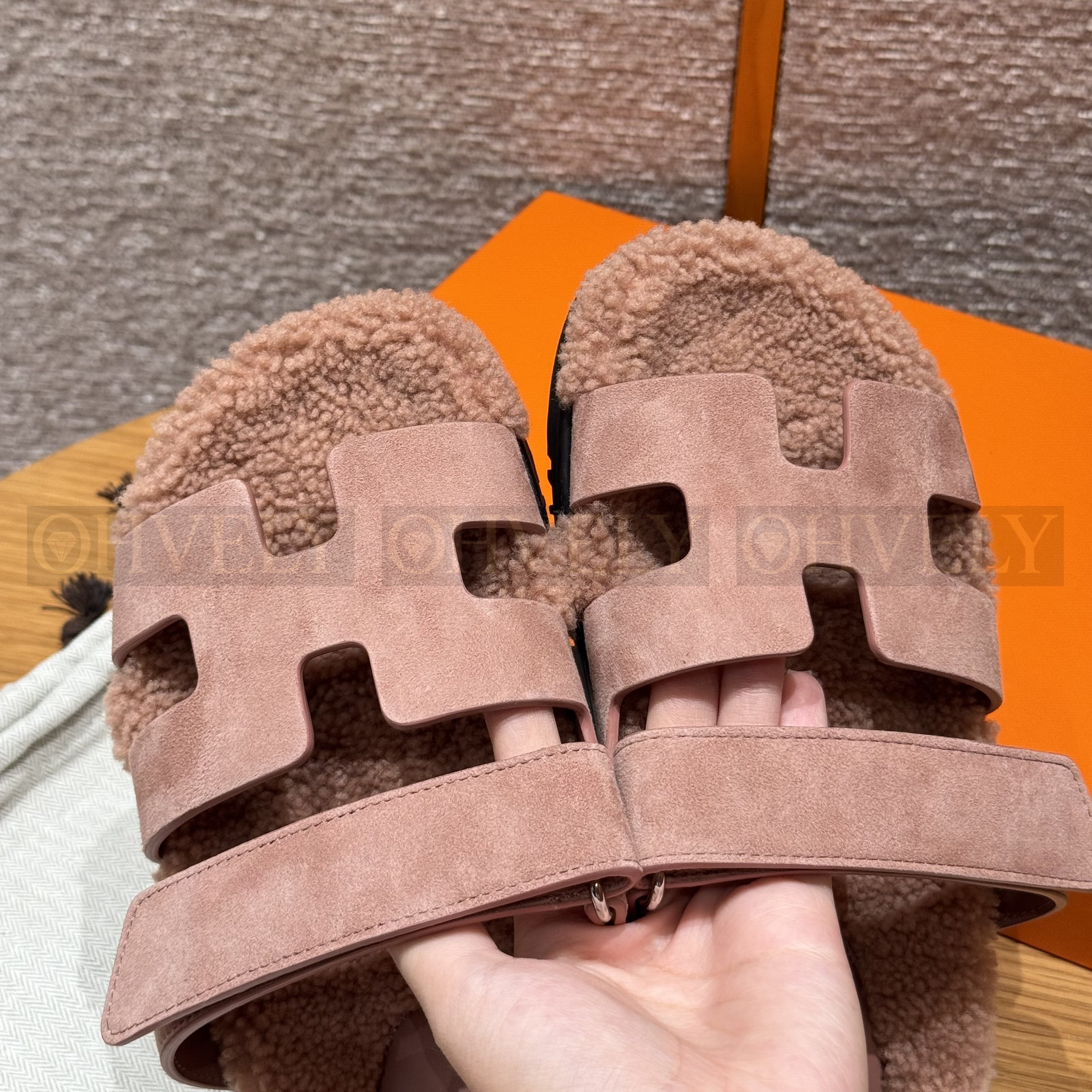 HERMÈS 에르메스 치프레 샌들 카프스킨 & 시어링 (Nude pink) 상품 썸네일