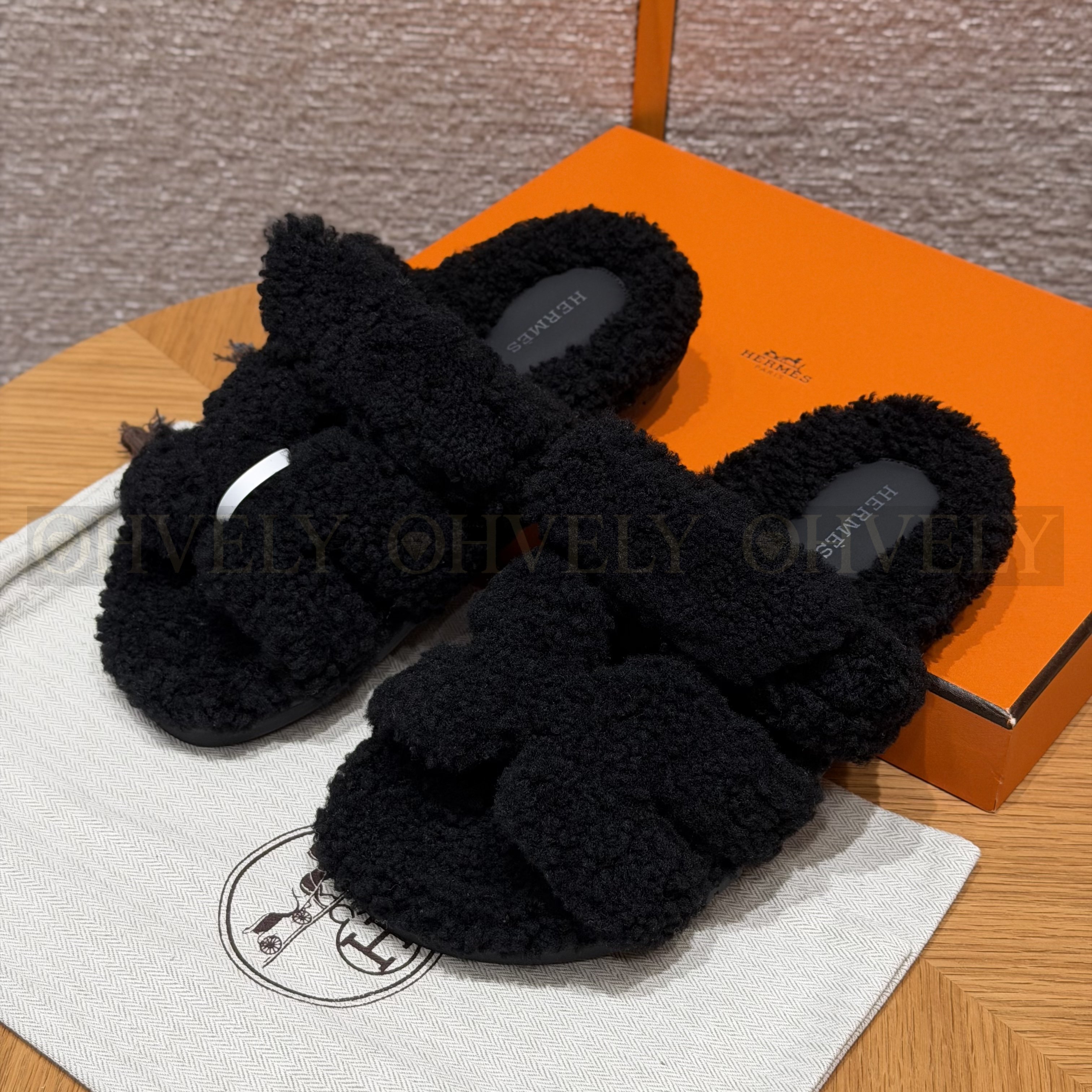 HERMÈS 에르메스 치프레 샌들 카프스킨 & 시어링 (Black) 상품 썸네일