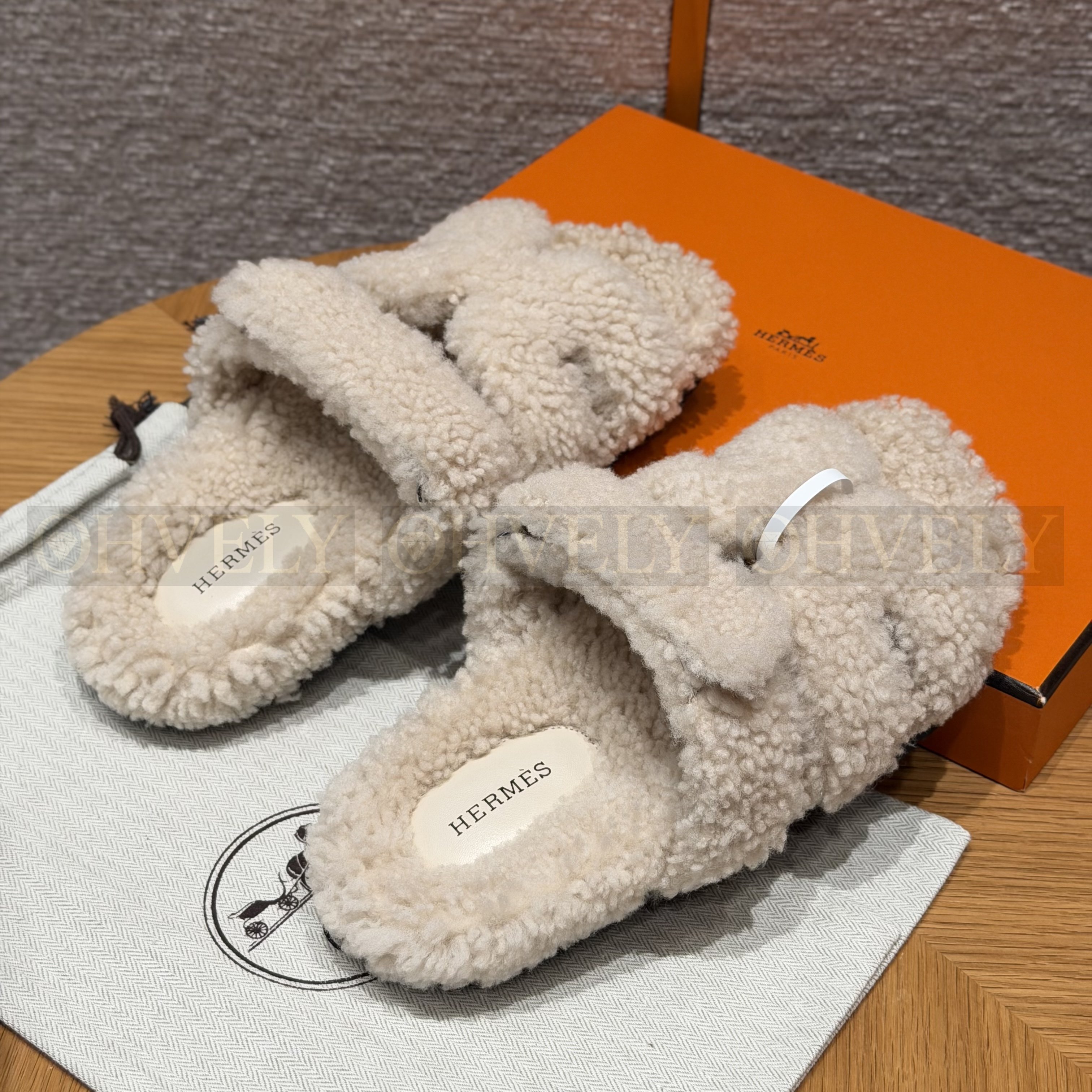 HERMÈS 에르메스 치프레 샌들 카프스킨 & 시어링 (Blanc) 상품 썸네일