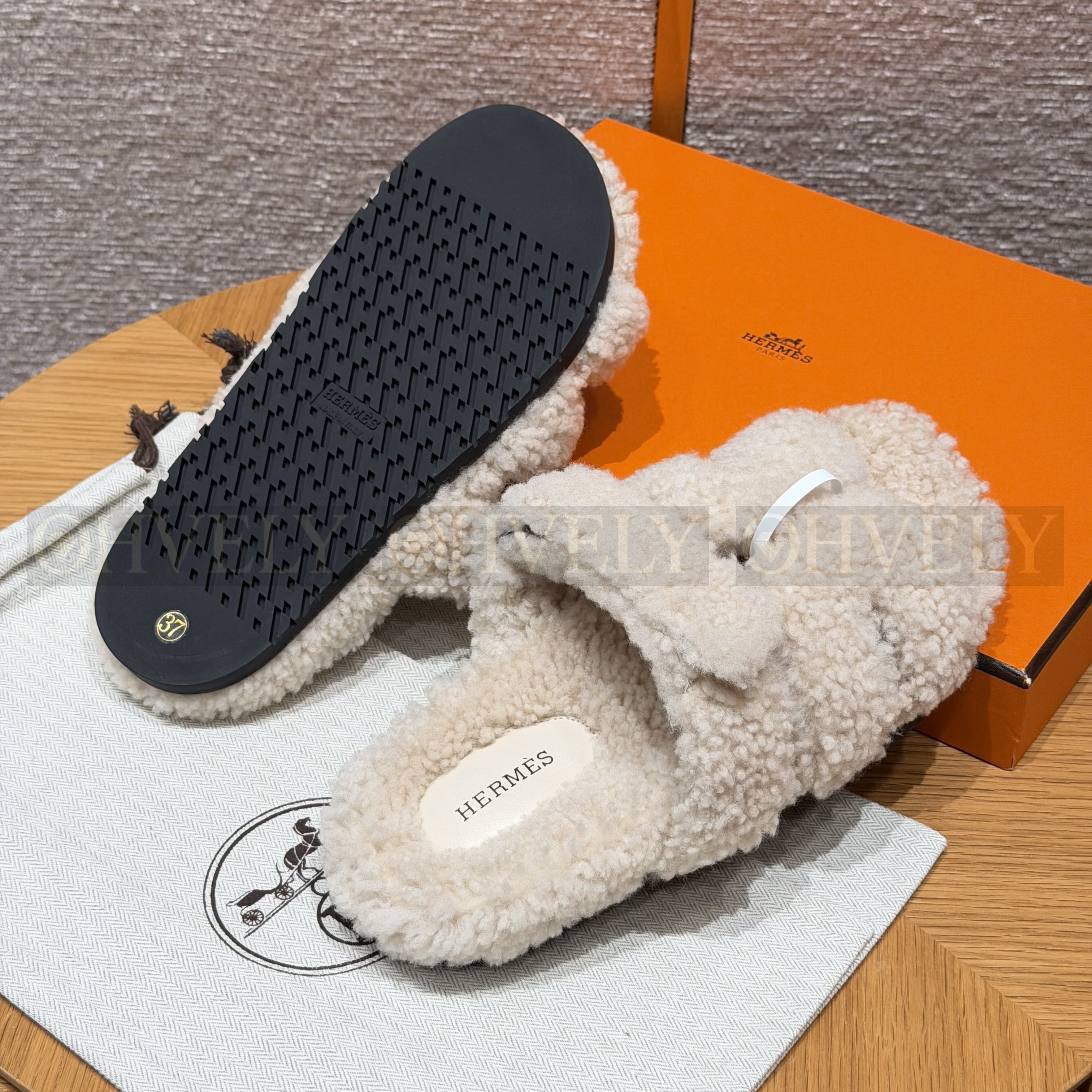 HERMÈS 에르메스 치프레 샌들 카프스킨 & 시어링 (Blanc) 상품 썸네일