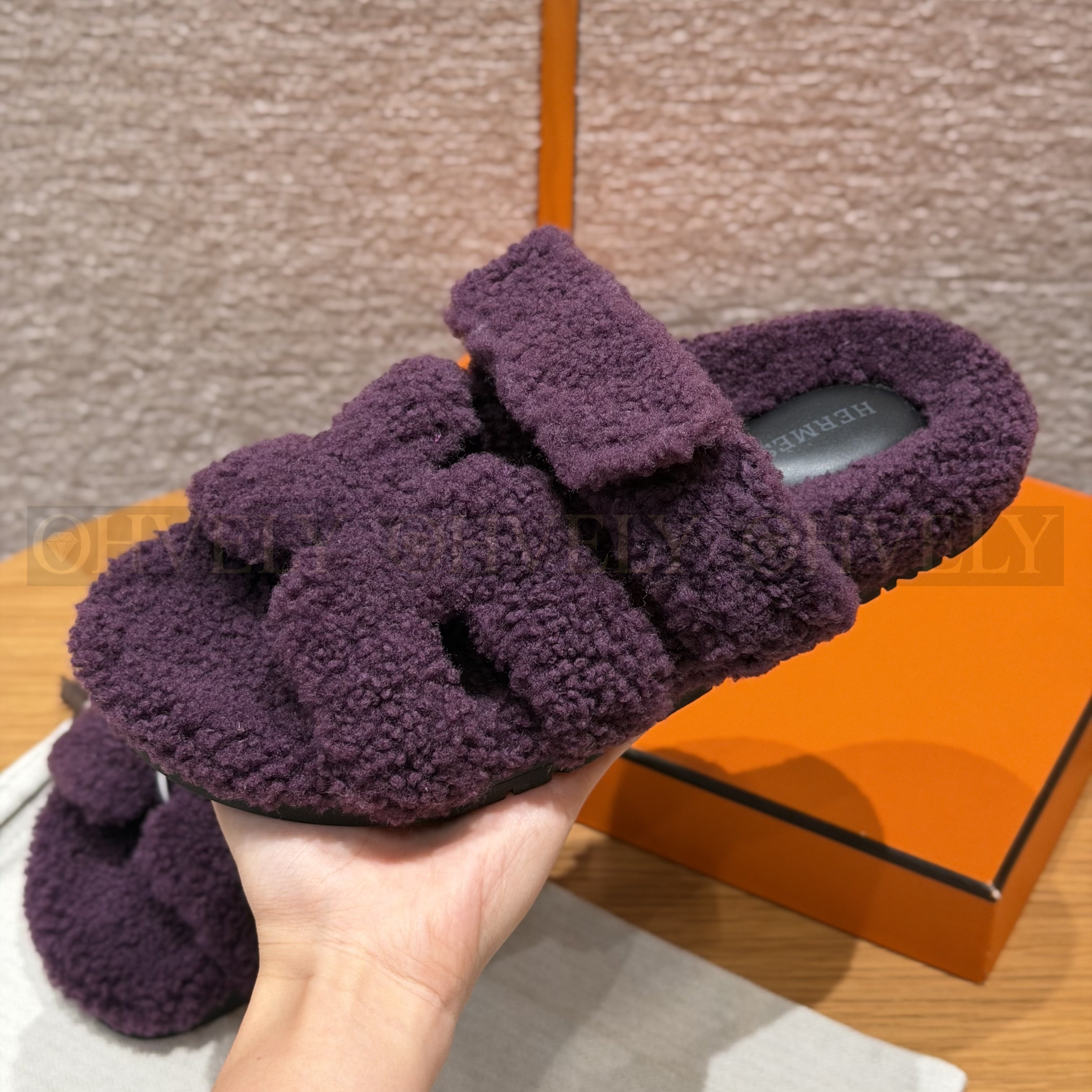 HERMÈS 에르메스 치프레 샌들 카프스킨 & 시어링 (Raisin) 상품 썸네일