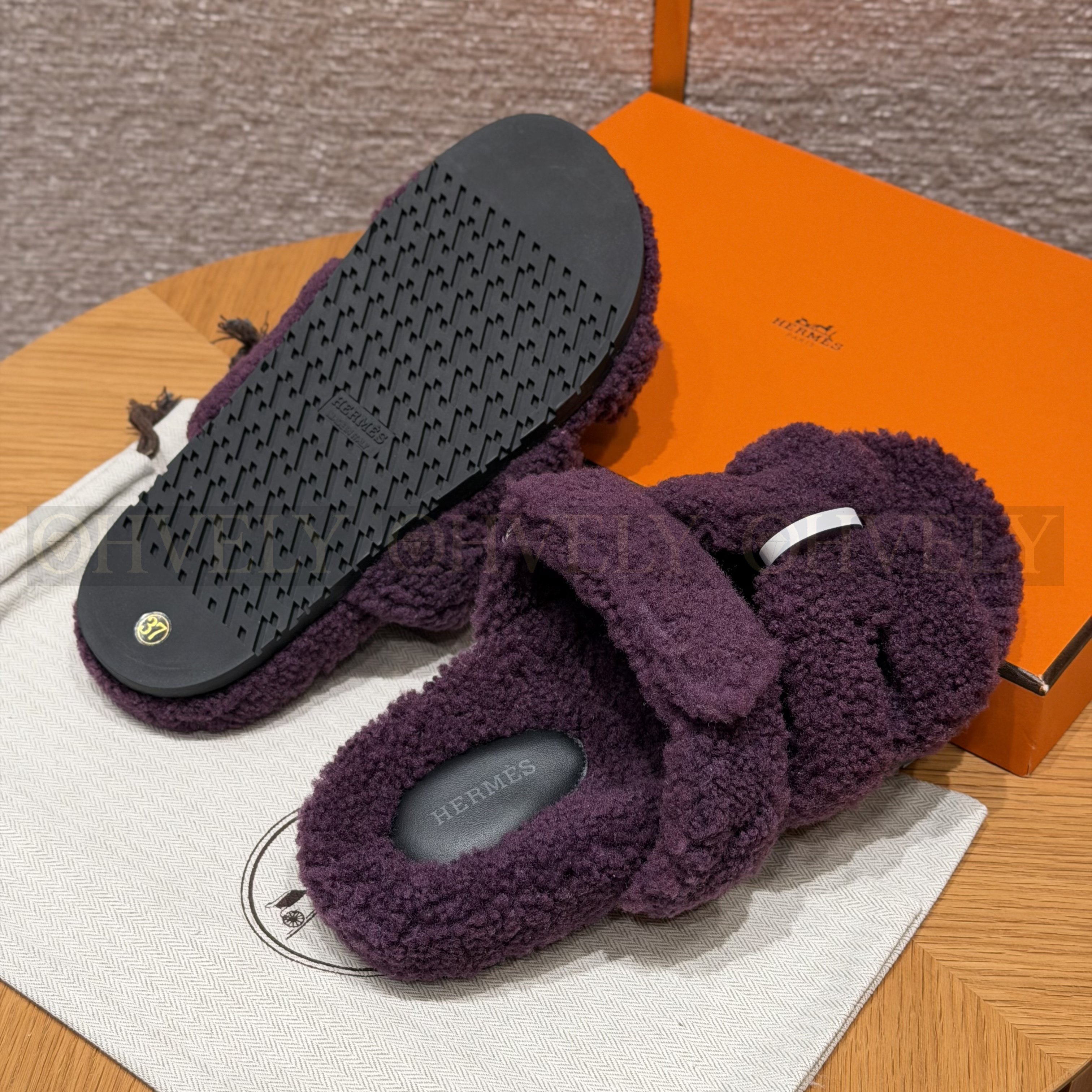 HERMÈS 에르메스 치프레 샌들 카프스킨 & 시어링 (Raisin) 상품 썸네일