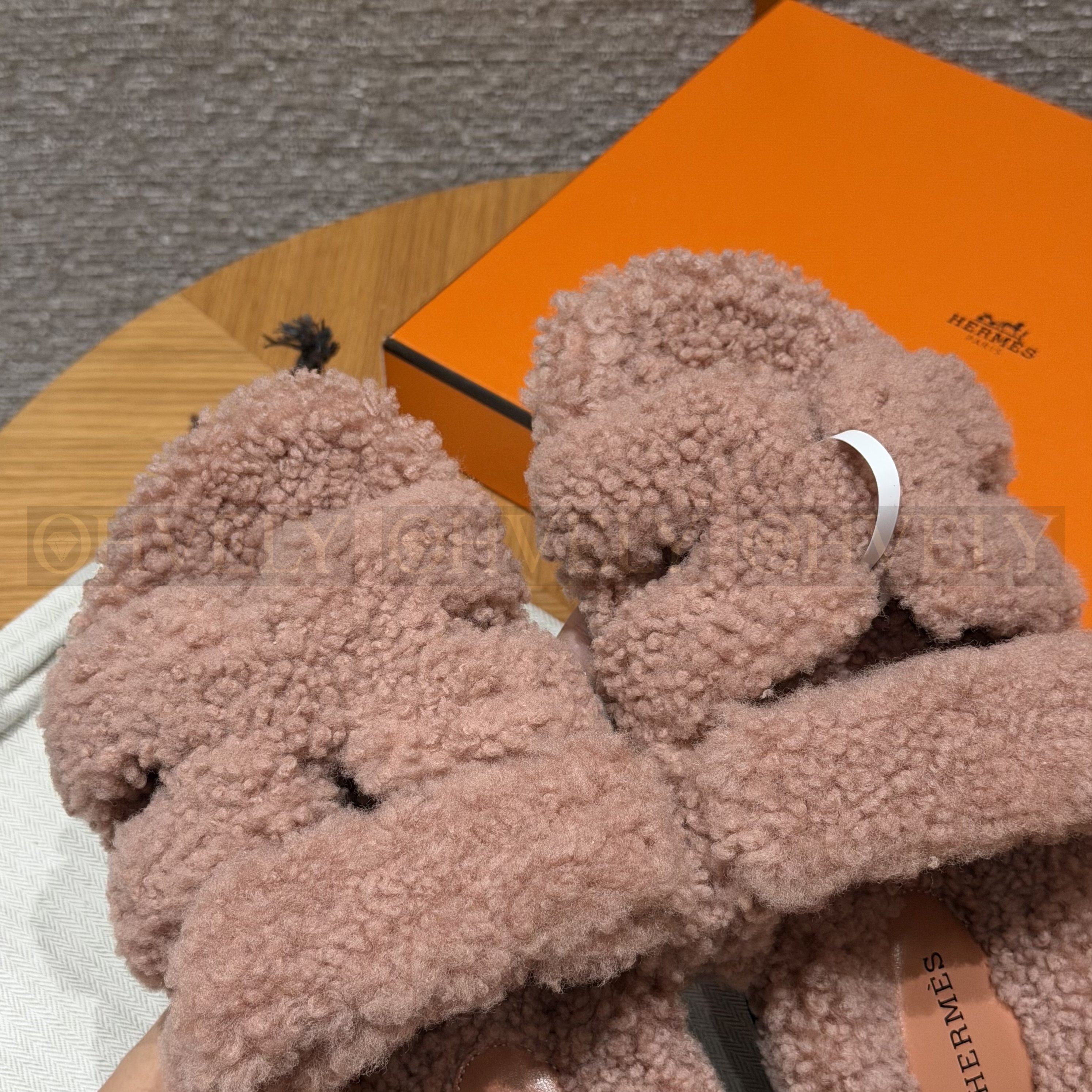 HERMÈS 에르메스 치프레 샌들 카프스킨 & 시어링 (Naked pink) 상품 썸네일