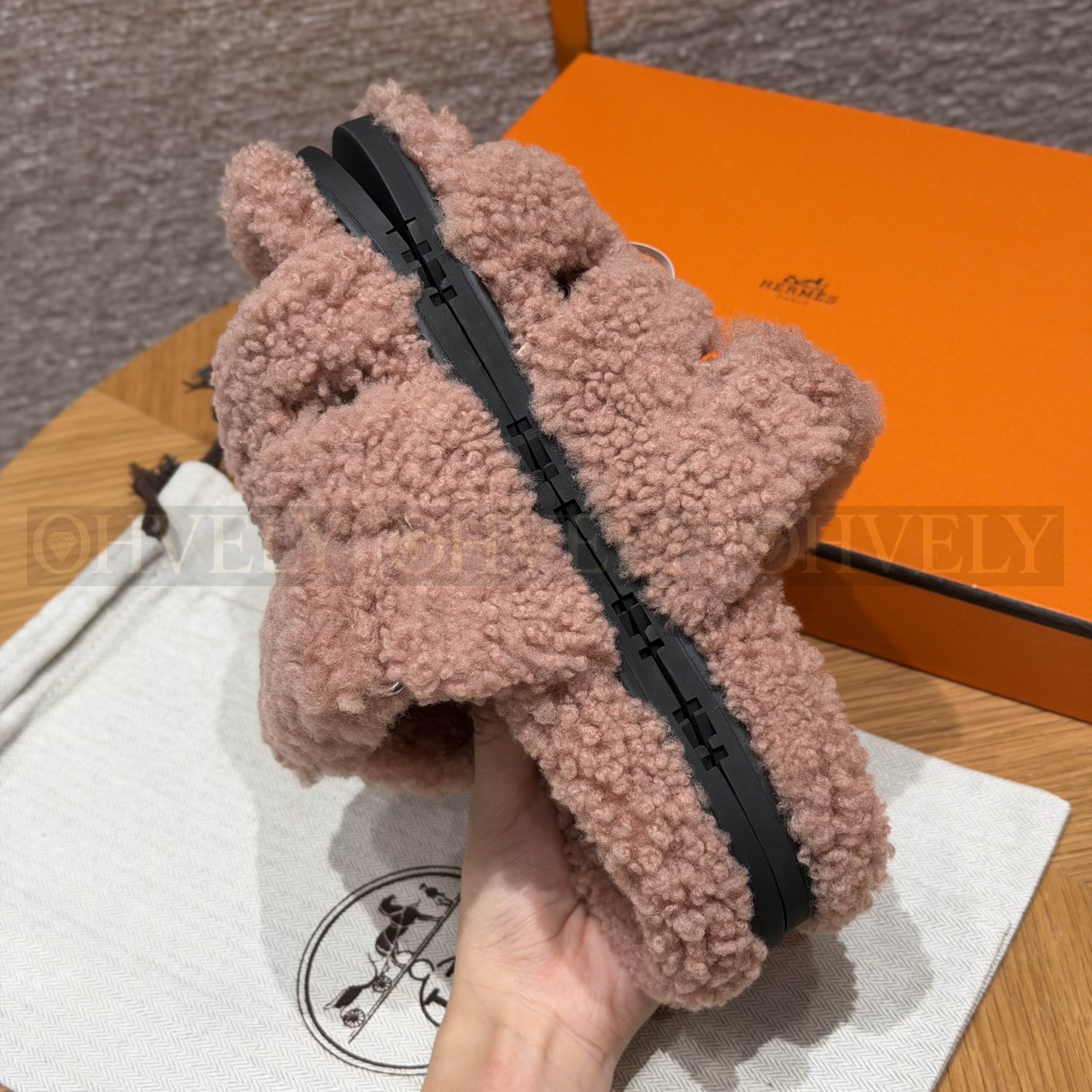 HERMÈS 에르메스 치프레 샌들 카프스킨 & 시어링 (Naked pink) 상품 썸네일