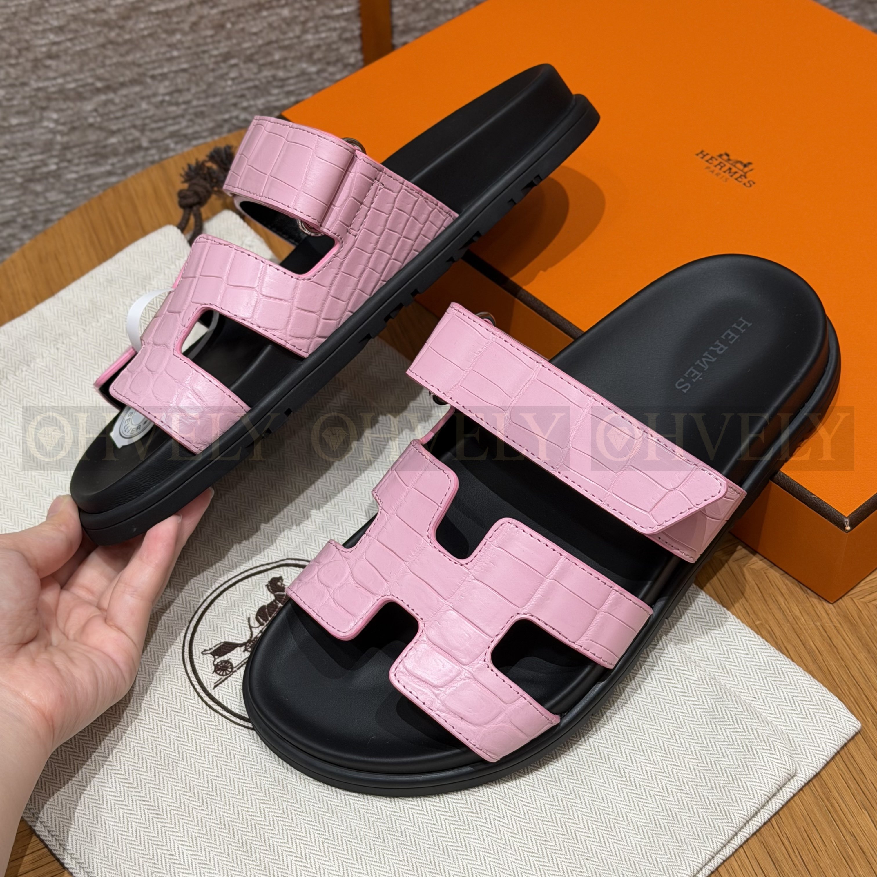 HERMÈS 에르메스 치레 샌들 매트 엘리게이터 & 블랙 로버 솔  (pink) 상품 썸네일