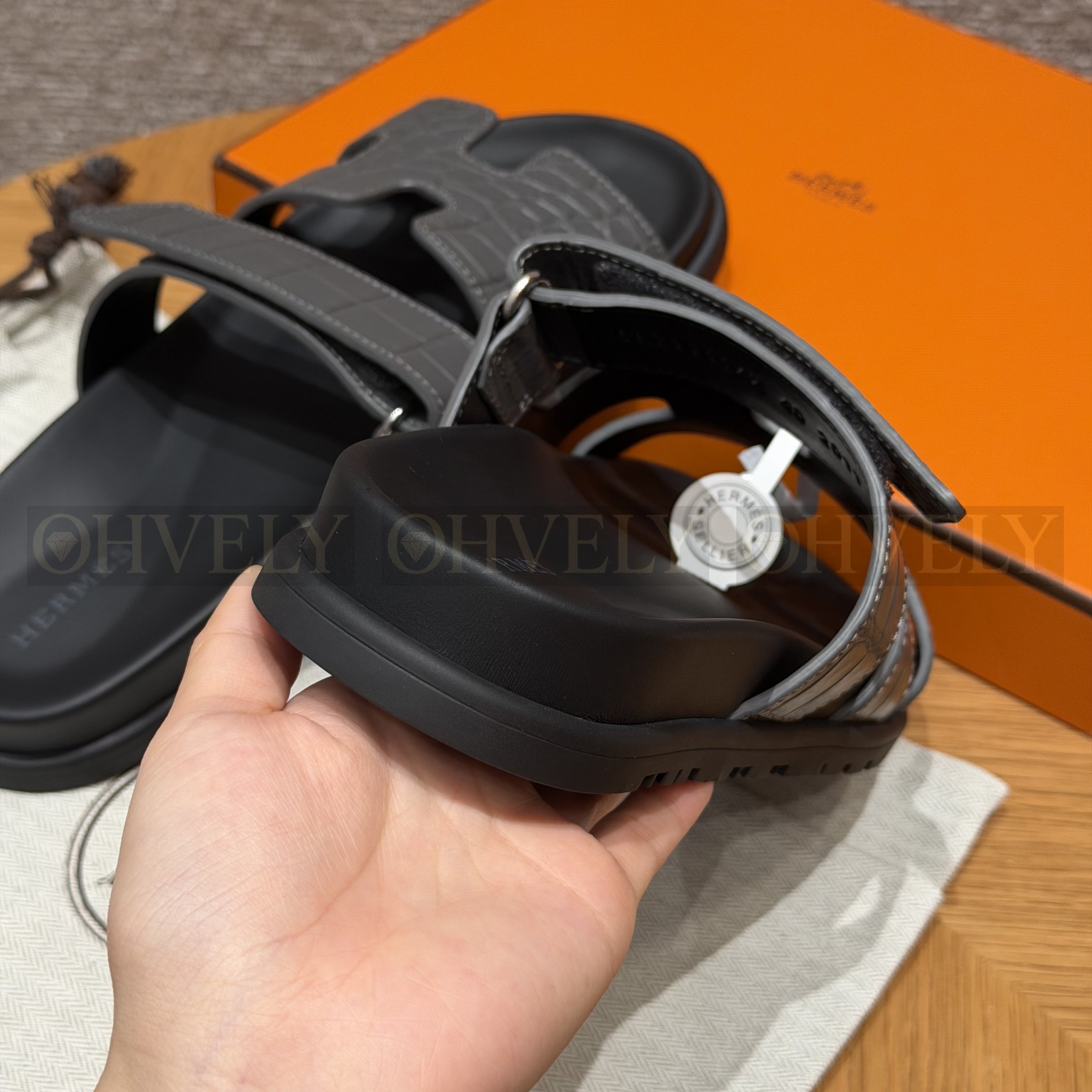 HERMÈS 에르메스 치레 샌들 매트 엘리게이터 & 블랙 로버 솔  (gray) 상품 썸네일