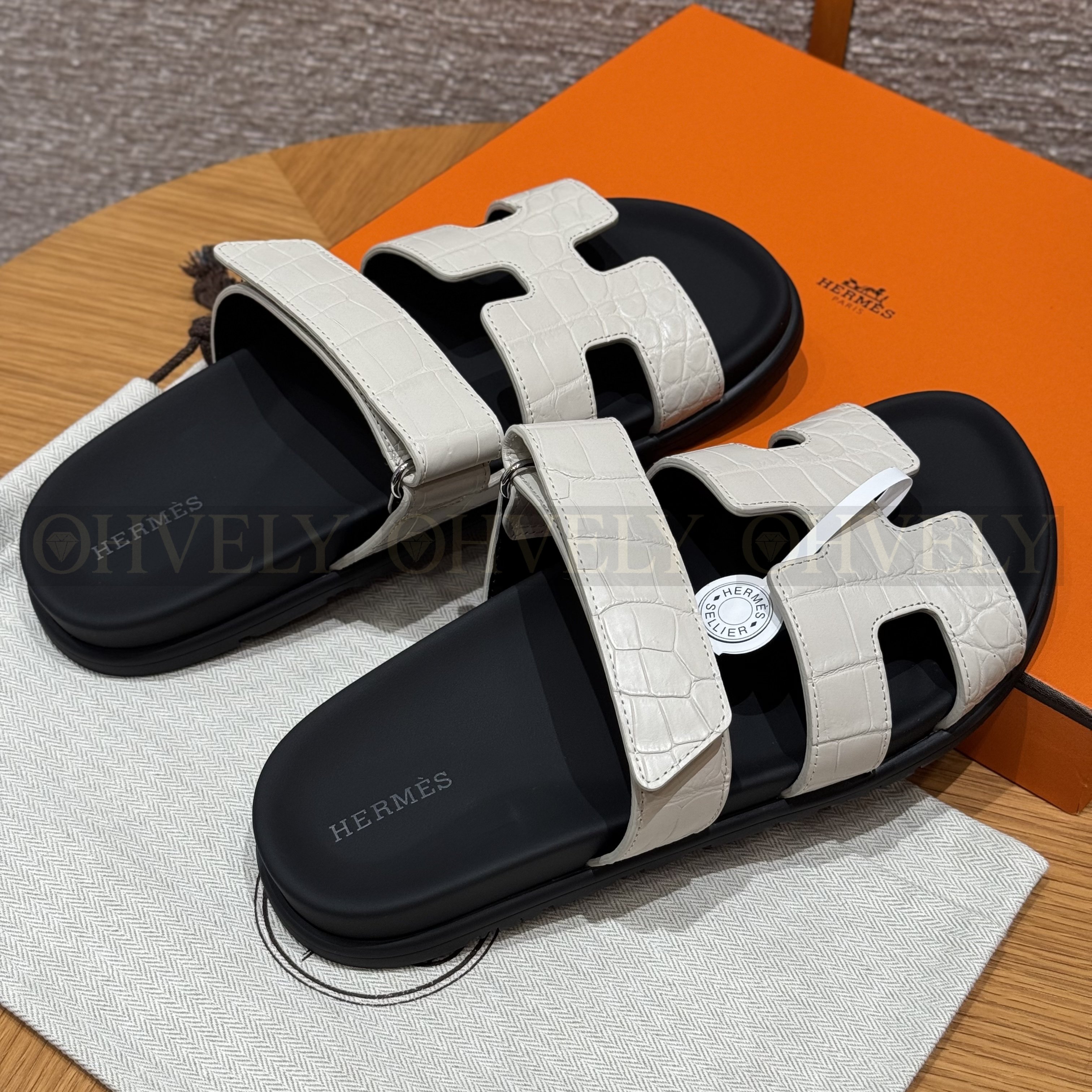 HERMÈS 에르메스 치레 샌들 매트 엘리게이터 & 블랙 로버 솔  (Beton) 상품 썸네일